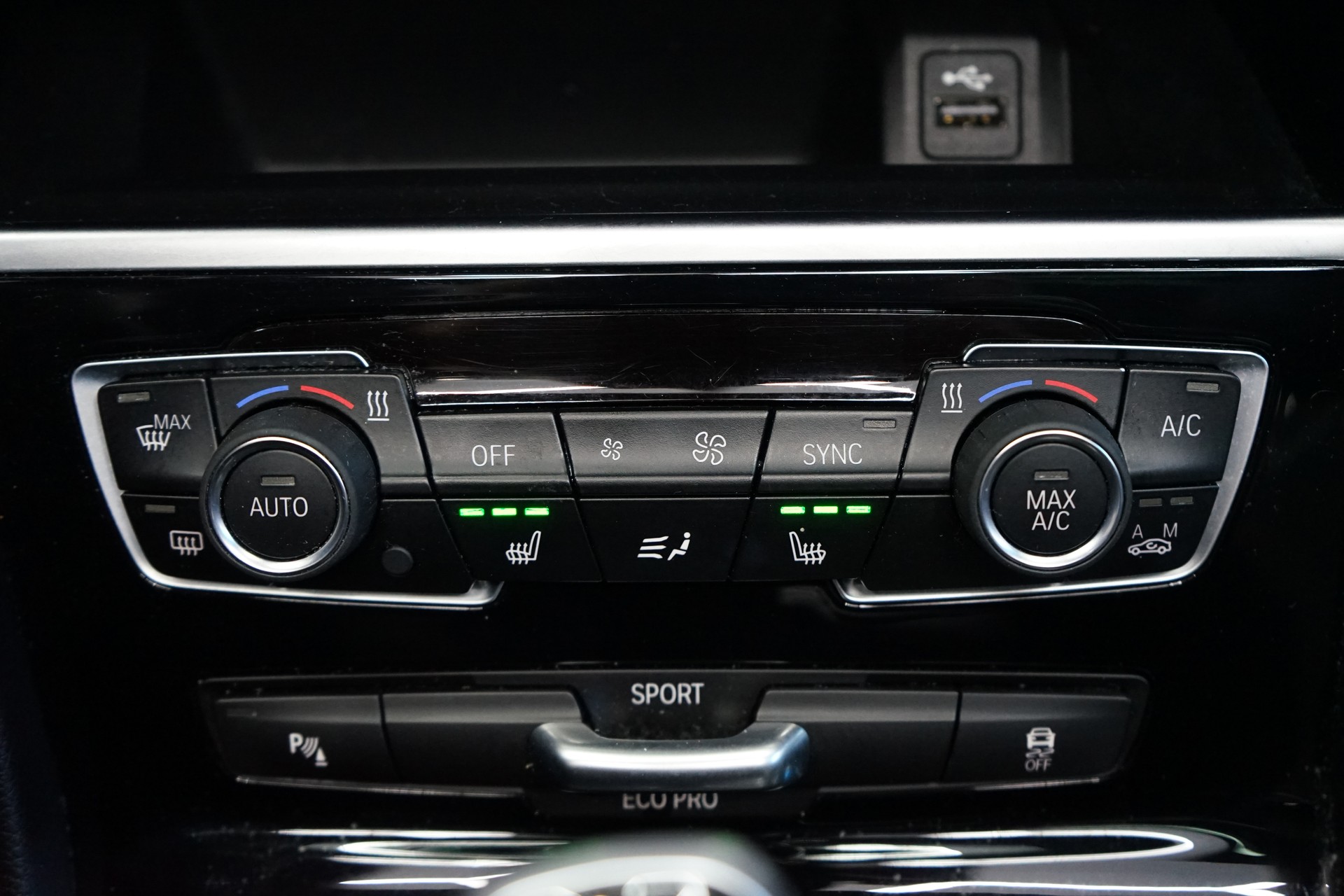 BMW 218i Active Tourer DKG Luxury Line-image-19