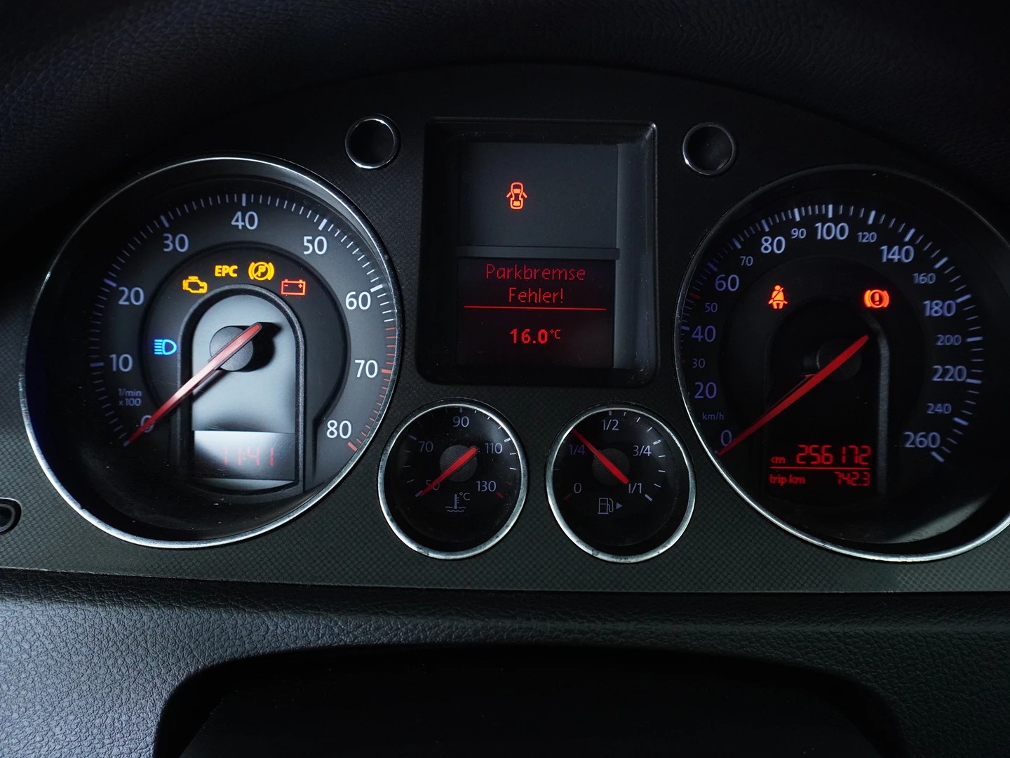 VW Passat Variant 2.0 FSI Sportline 4Motion-image-8