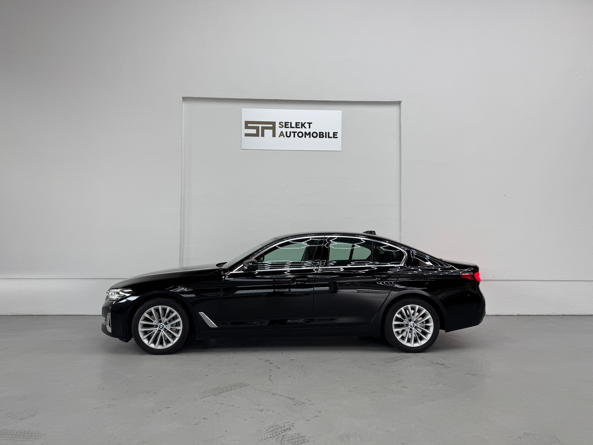 BMW 530d xDrive 48V Luxury Line Steptronic-showroom-element-3