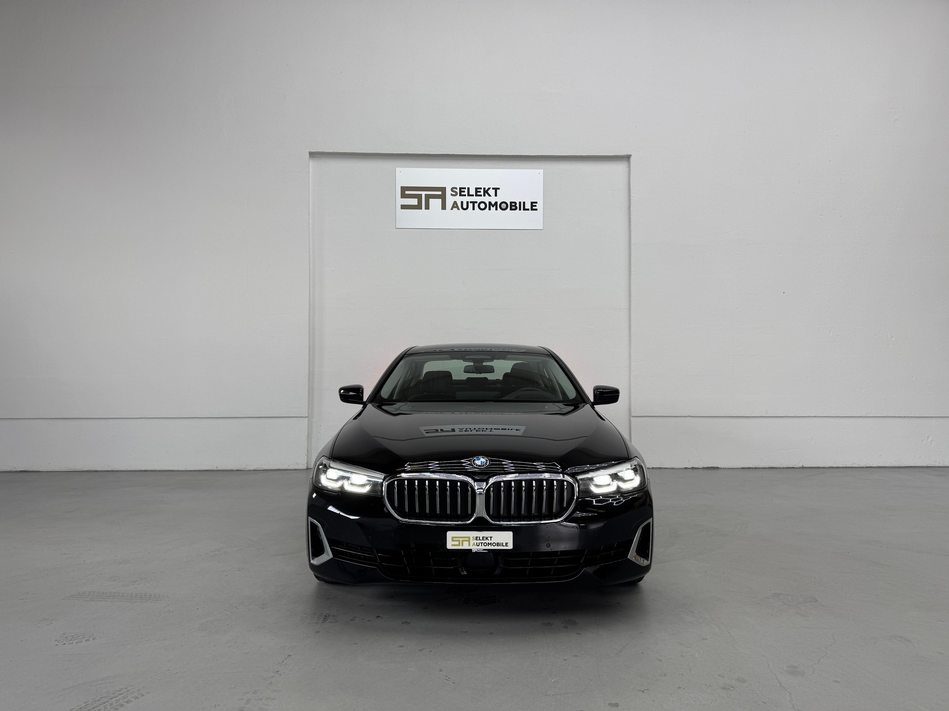 BMW 530d xDrive 48V Luxury Line Steptronic-showroom-element-2