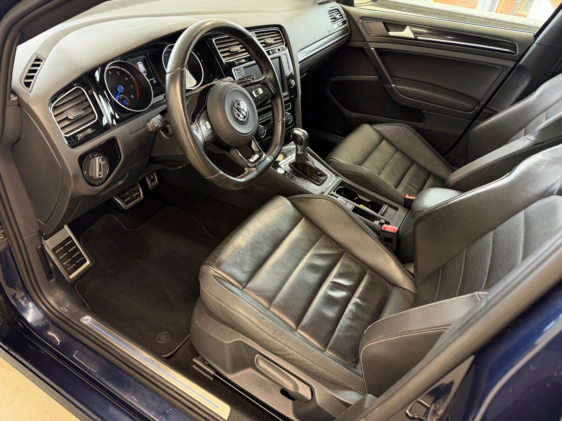 VW Golf Variant 2.0 TSI R 4 Motion DSG-image-11