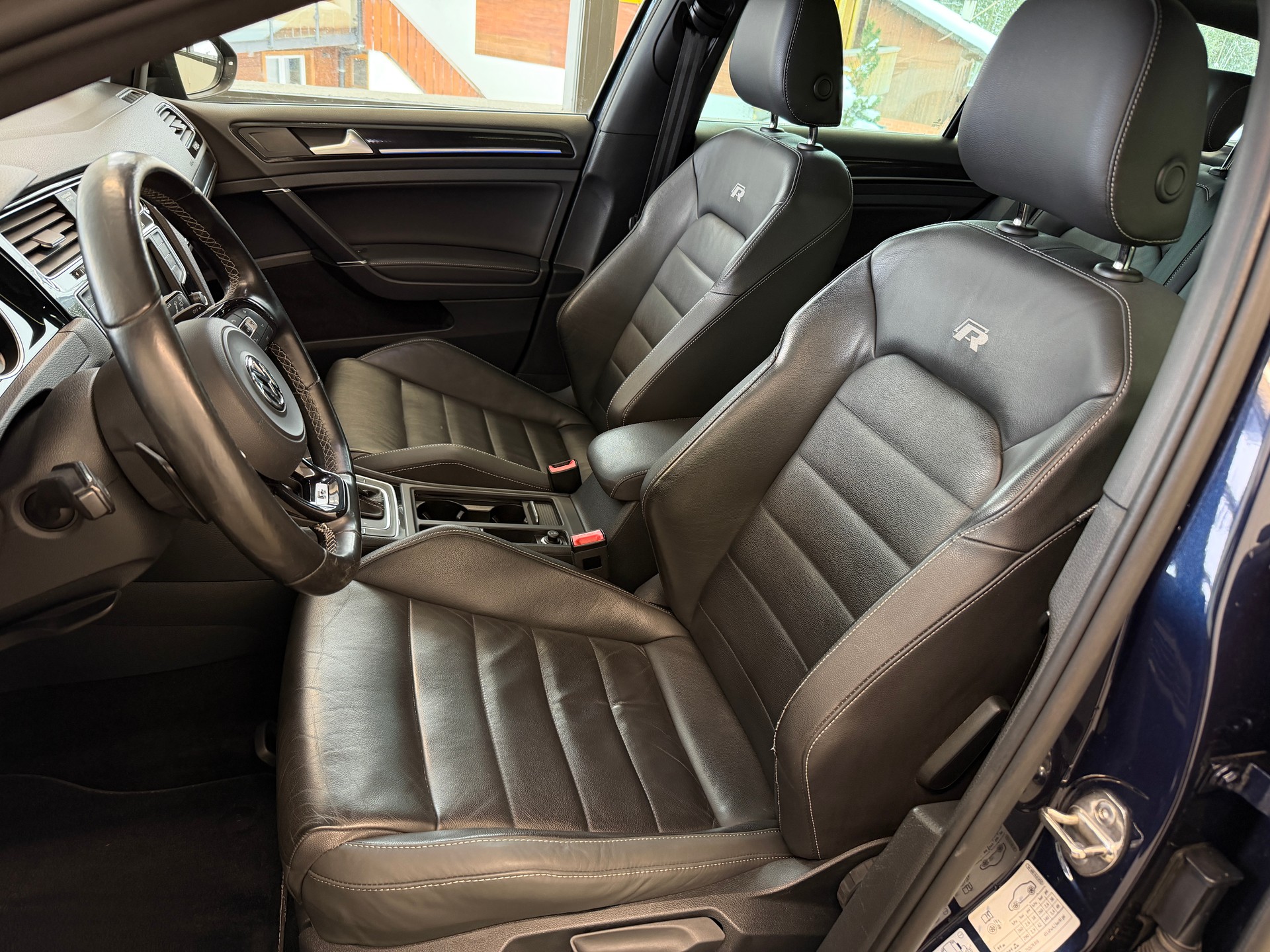 VW Golf Variant 2.0 TSI R 4 Motion DSG-image-12