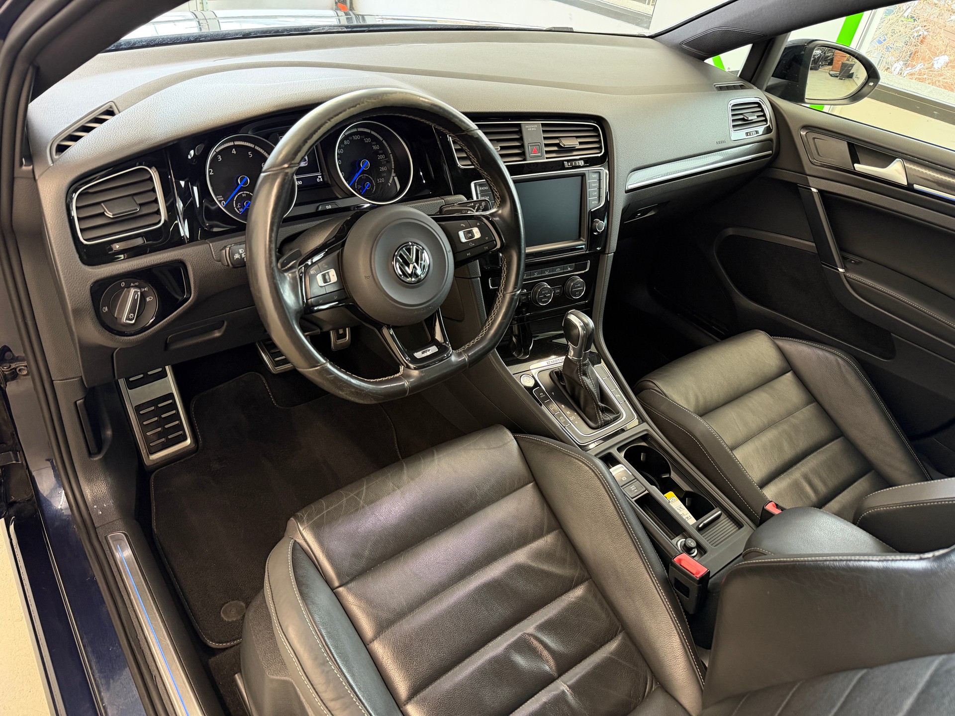 VW Golf Variant 2.0 TSI R 4 Motion DSG-image-10
