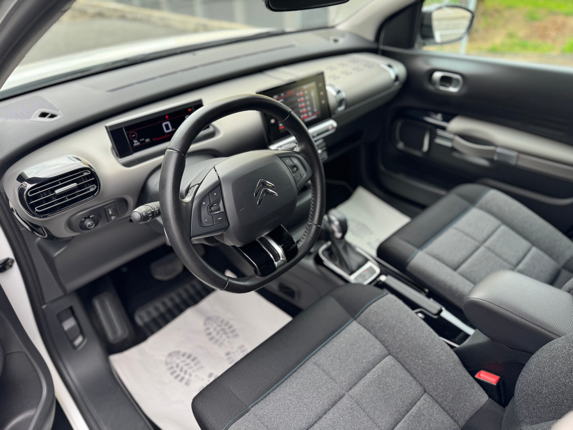 CITROEN C4 Cactus 1.2 Pure Tech Shine EAT6-image-8
