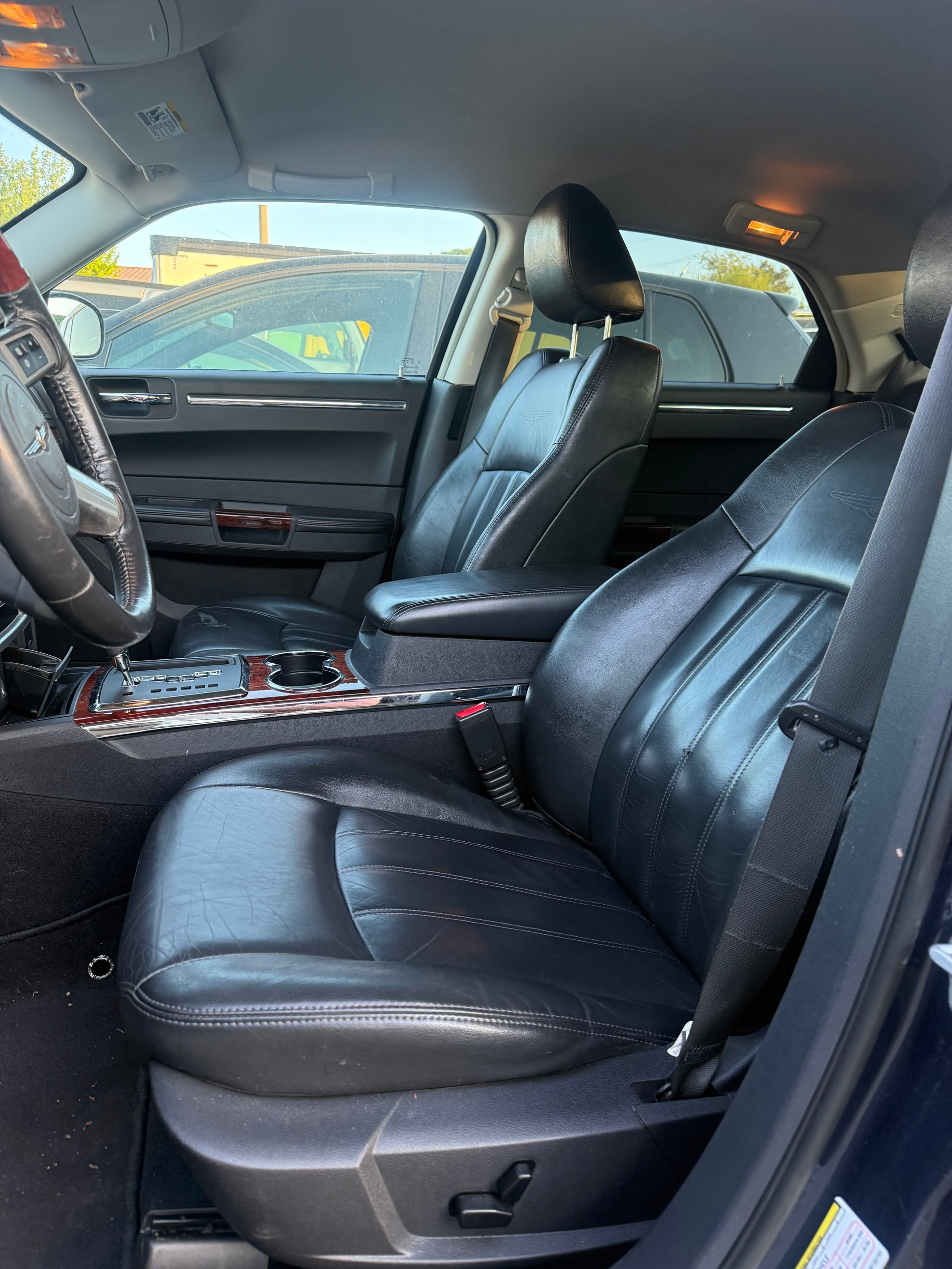 CHRYSLER 300C-image-6