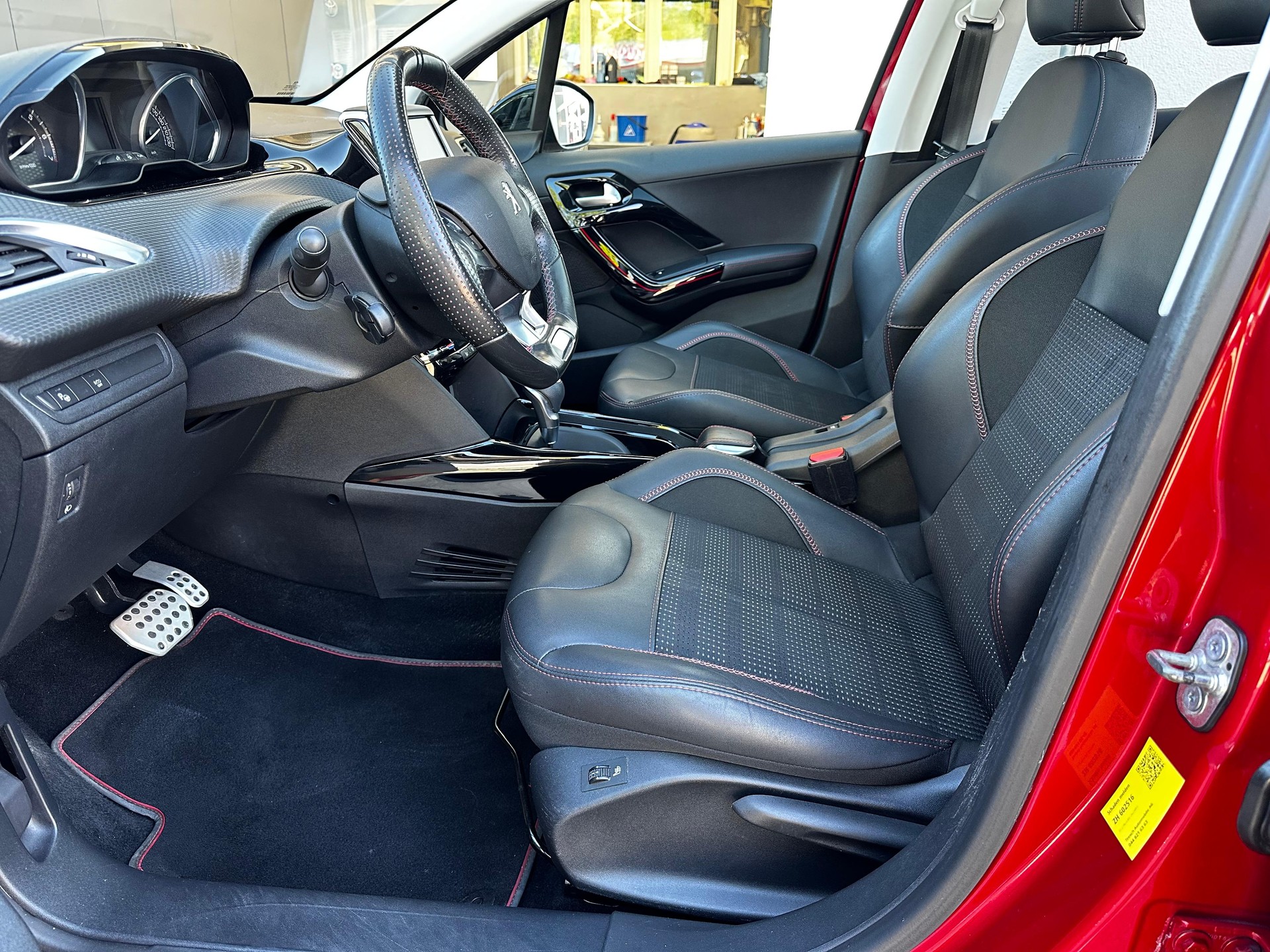 PEUGEOT 2008 1.2 PureTech 110 GT Line S/S-image-8
