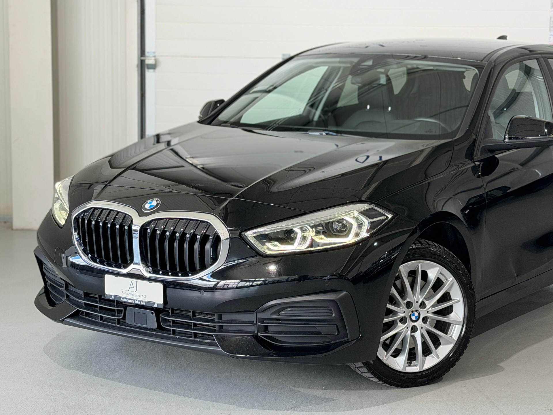 BMW 118i Steptronic (CH) inkl. BMW Vollgarantie-showroom-element-1