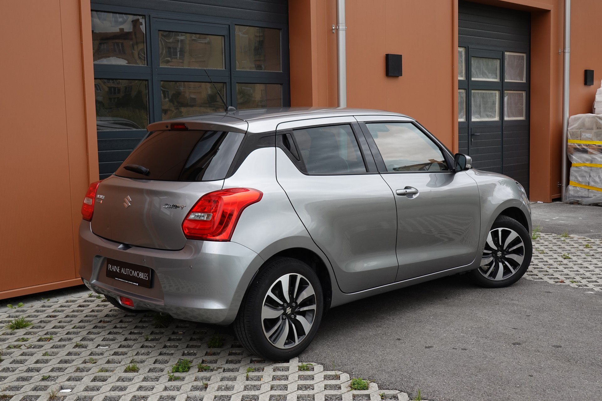 SUZUKI Swift 1.0 12V Compact Top Automatic - "CH Auto * Keyless * GPS * Caméra * Apple Car Play * Temp. Adapt"-image-5