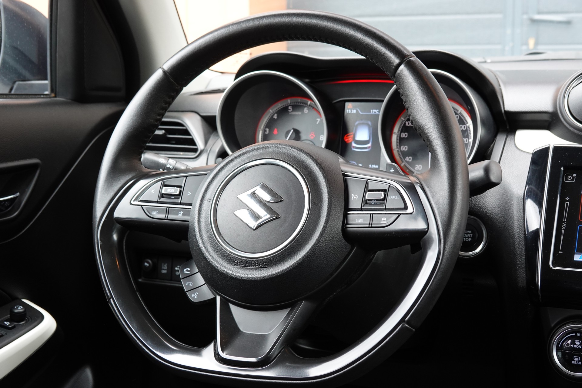 SUZUKI Swift 1.0 12V Compact Top Automatic - "CH Auto * Keyless * GPS * Caméra * Apple Car Play * Temp. Adapt"-image-11