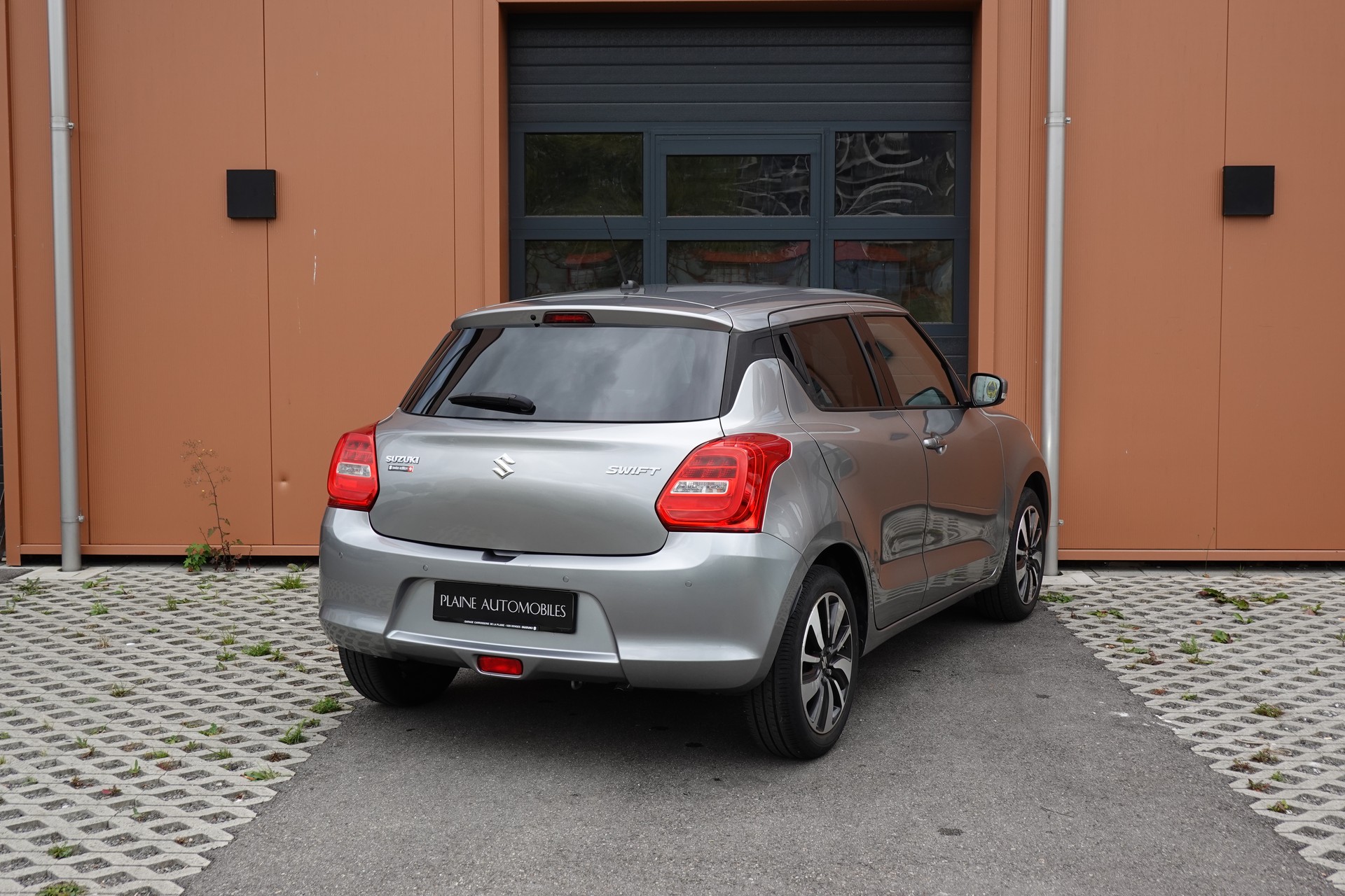 SUZUKI Swift 1.0 12V Compact Top Automatic - "CH Auto * Keyless * GPS * Caméra * Apple Car Play * Temp. Adapt"-image-7