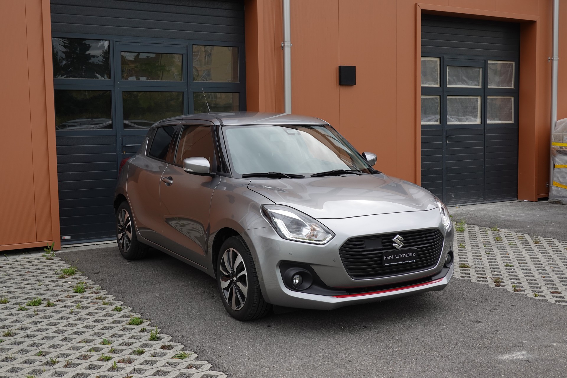 SUZUKI Swift 1.0 12V Compact Top Automatic - "CH Auto * Keyless * GPS * Caméra * Apple Car Play * Temp. Adapt"-image-2