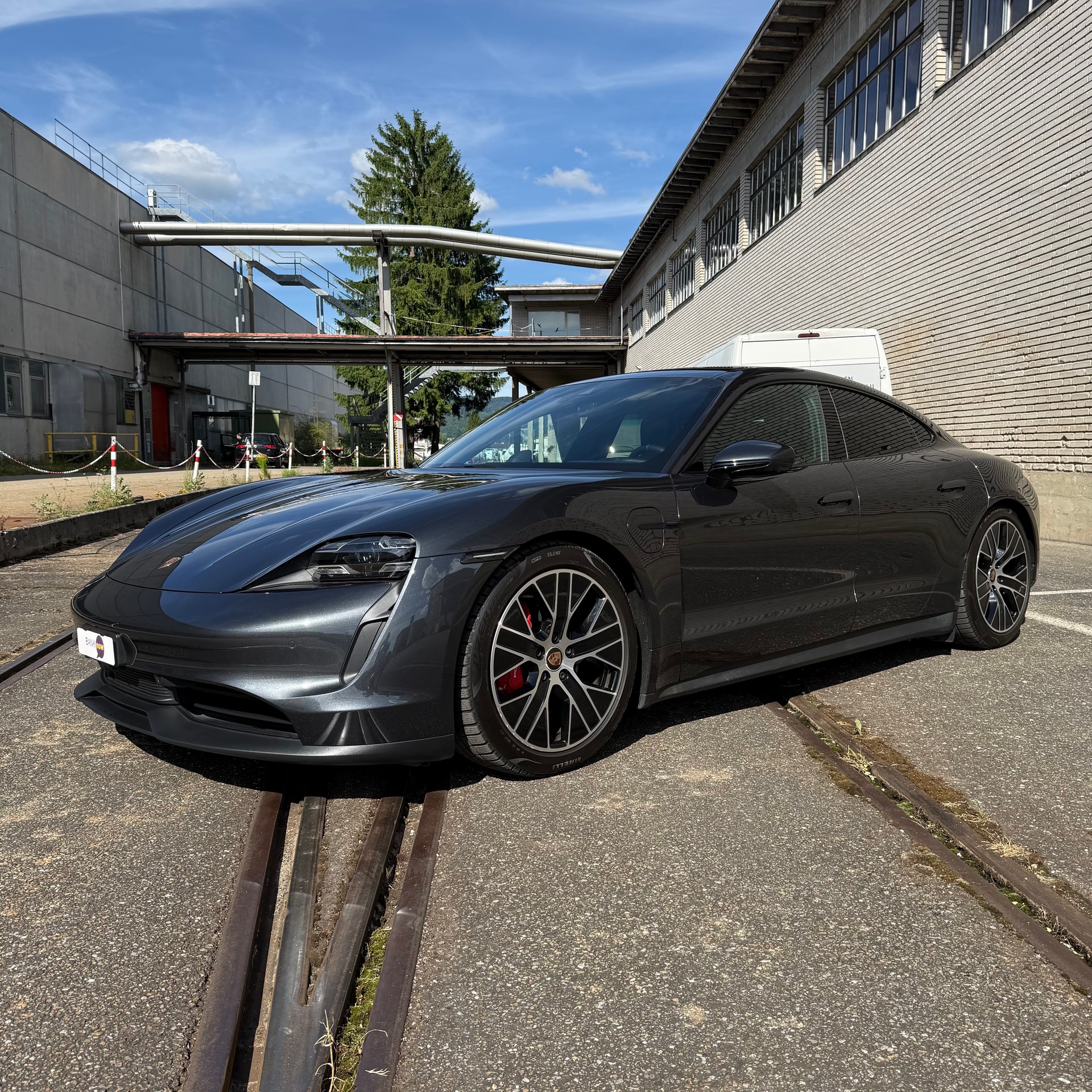 PORSCHE Taycan 4S Performance Batterie Plus Swiss-showroom-element-2