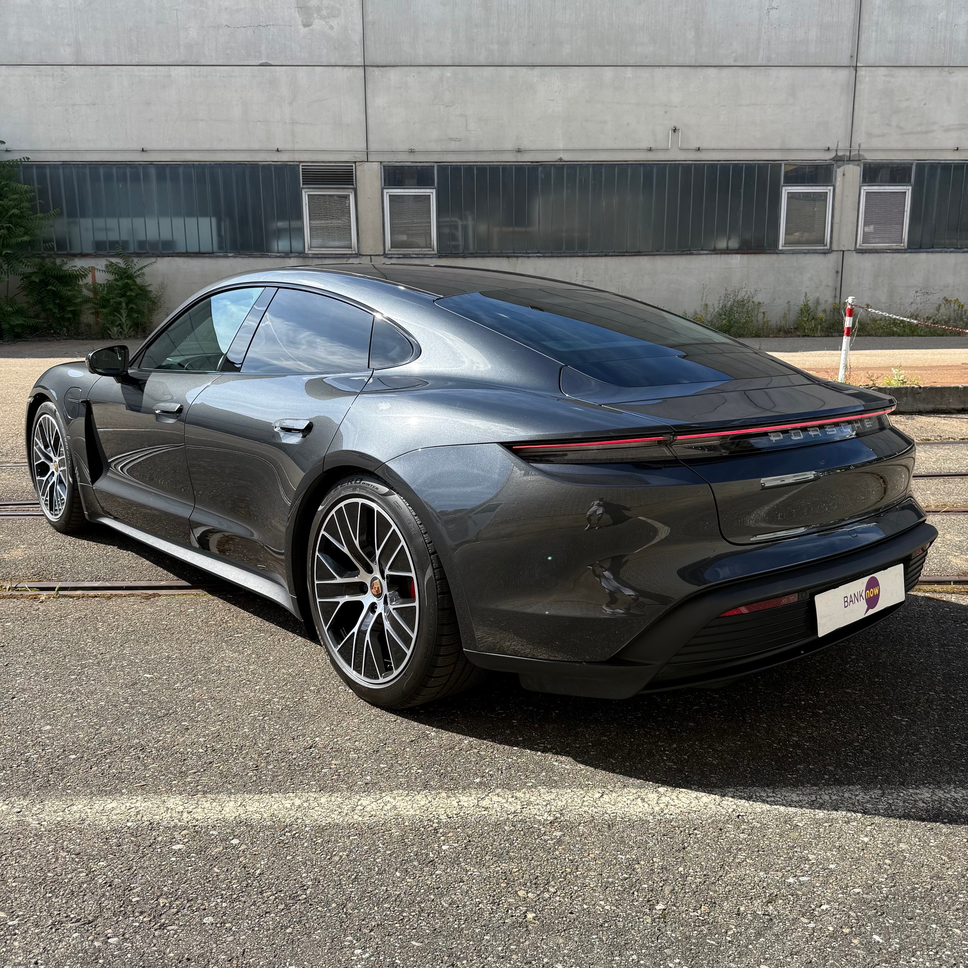 PORSCHE Taycan 4S Performance Batterie Plus Swiss-showroom-element-3