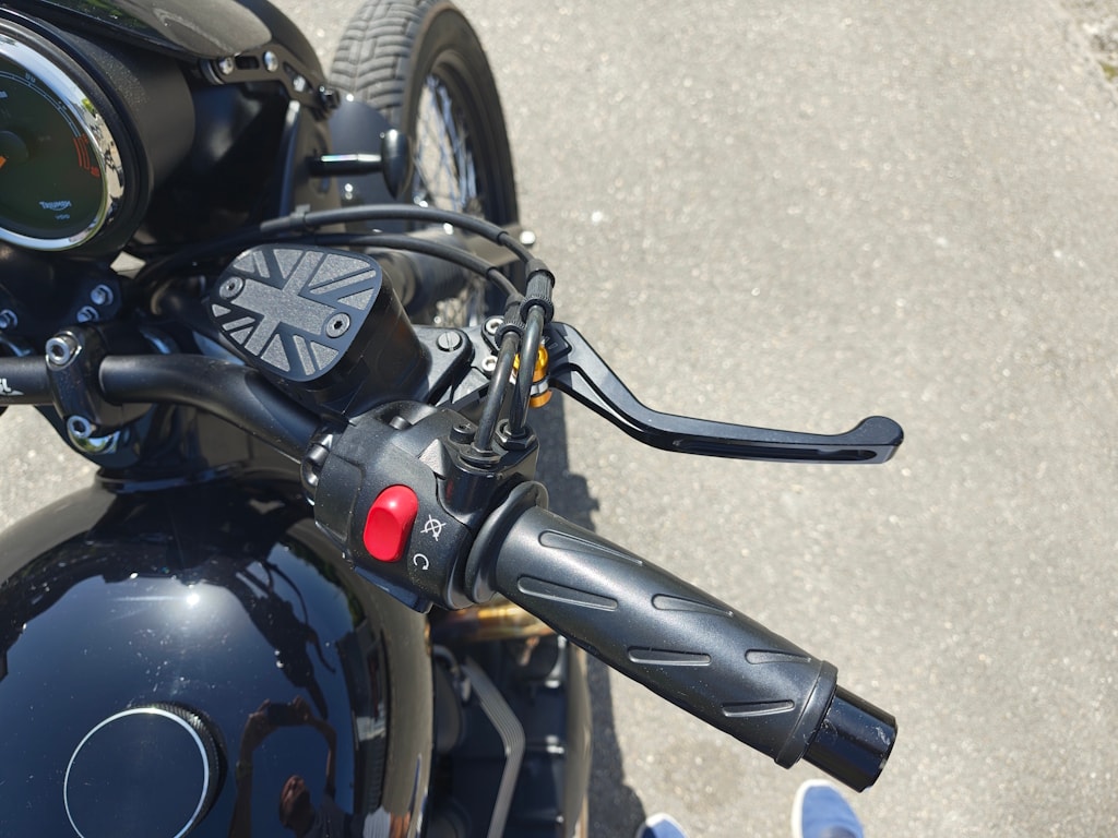 TRIUMPH Bonneville 900 T100-image-3