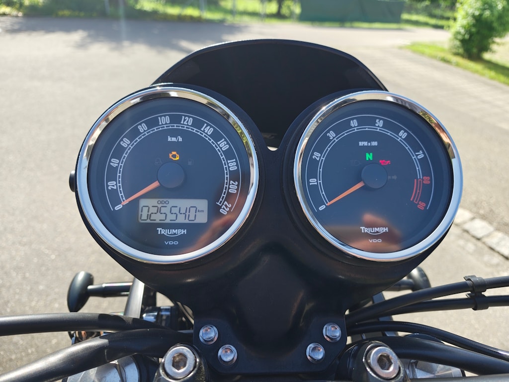 TRIUMPH Bonneville 900 T100-image-6