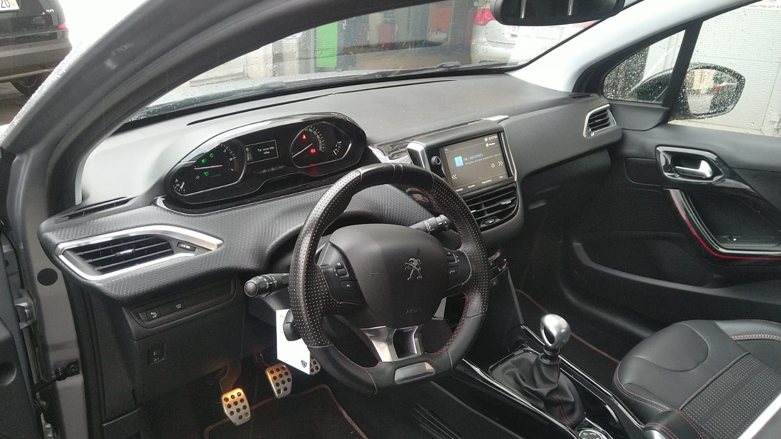 PEUGEOT 2008 1.2 PureTech GT Line-image-8