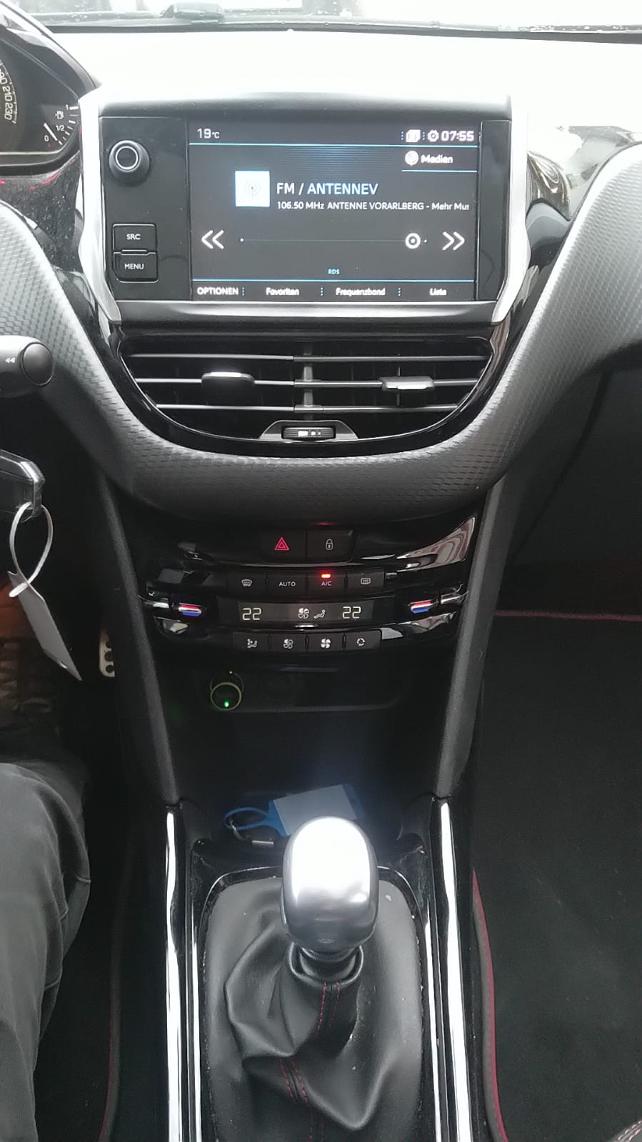 PEUGEOT 2008 1.2 PureTech GT Line-image-9