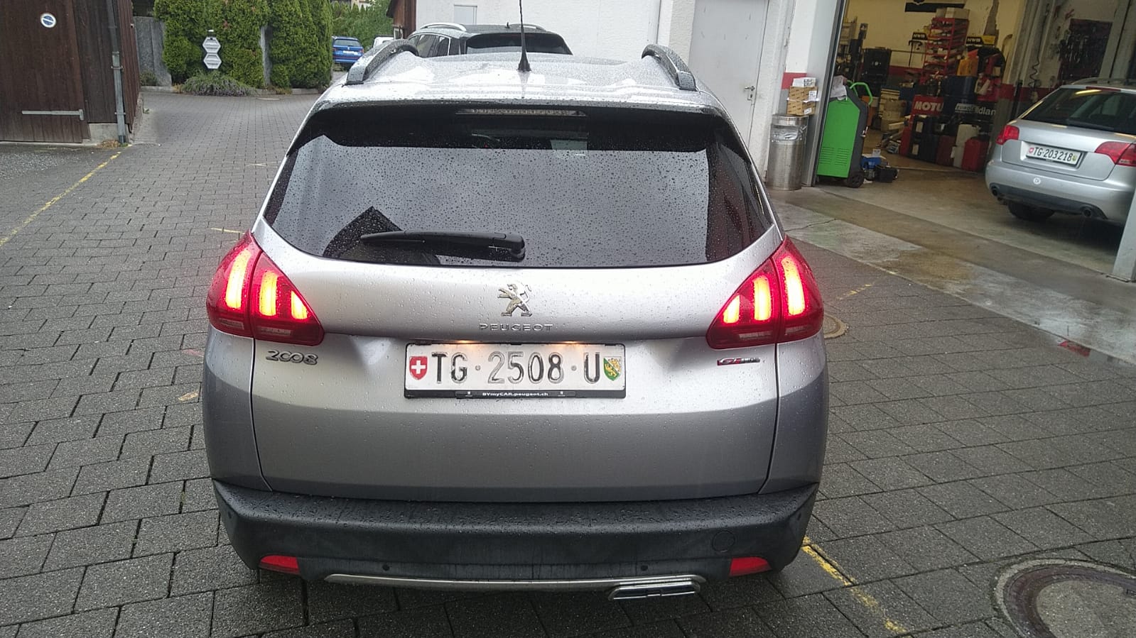 PEUGEOT 2008 1.2 PureTech GT Line-image-4