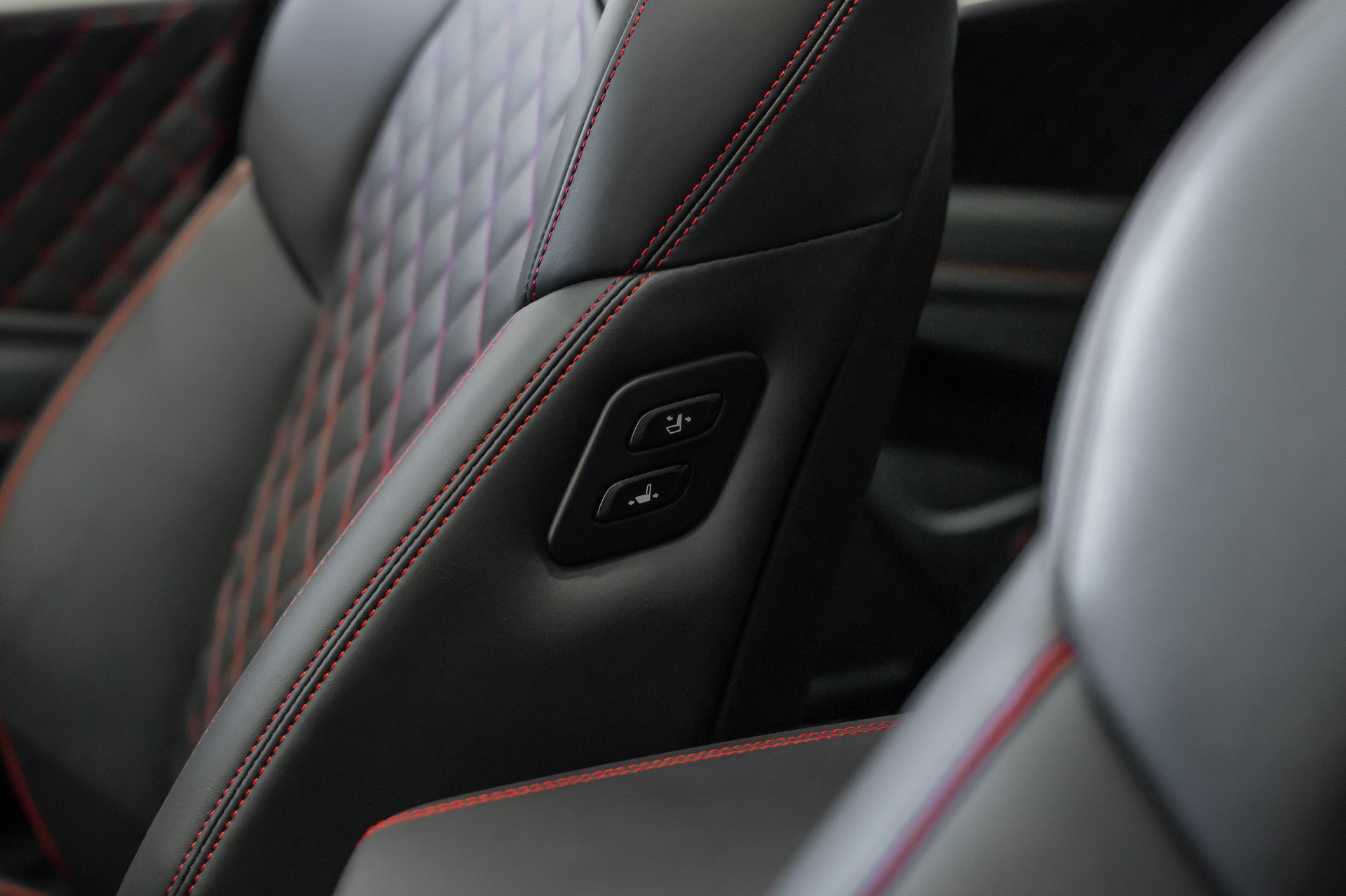GENESIS G70 Shooting Brake 2.2 CRDI Sport AT8-image-33
