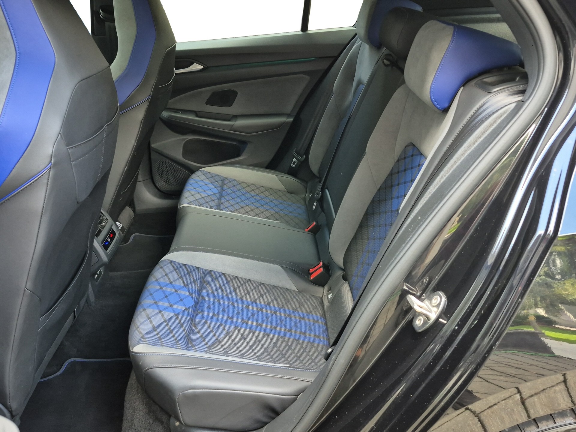 VW Golf 2.0 TSI R DSG 4Motion *Panodach/HarmanKardon*-image-13