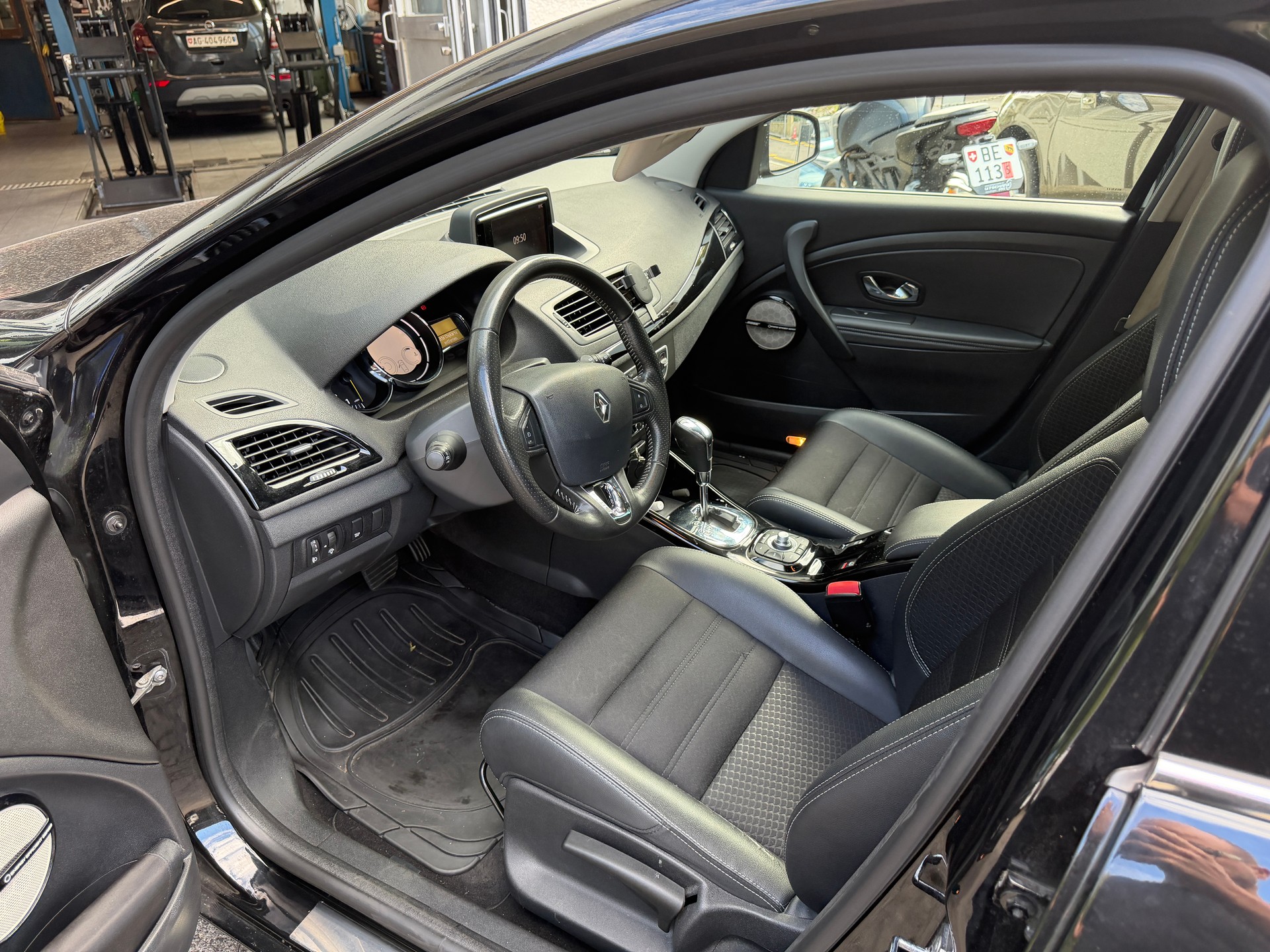 RENAULT Mégane Grandtour 1.2 16V Turbo Bose EDC "mit Garantie abschliessbar"-showroom-element-1