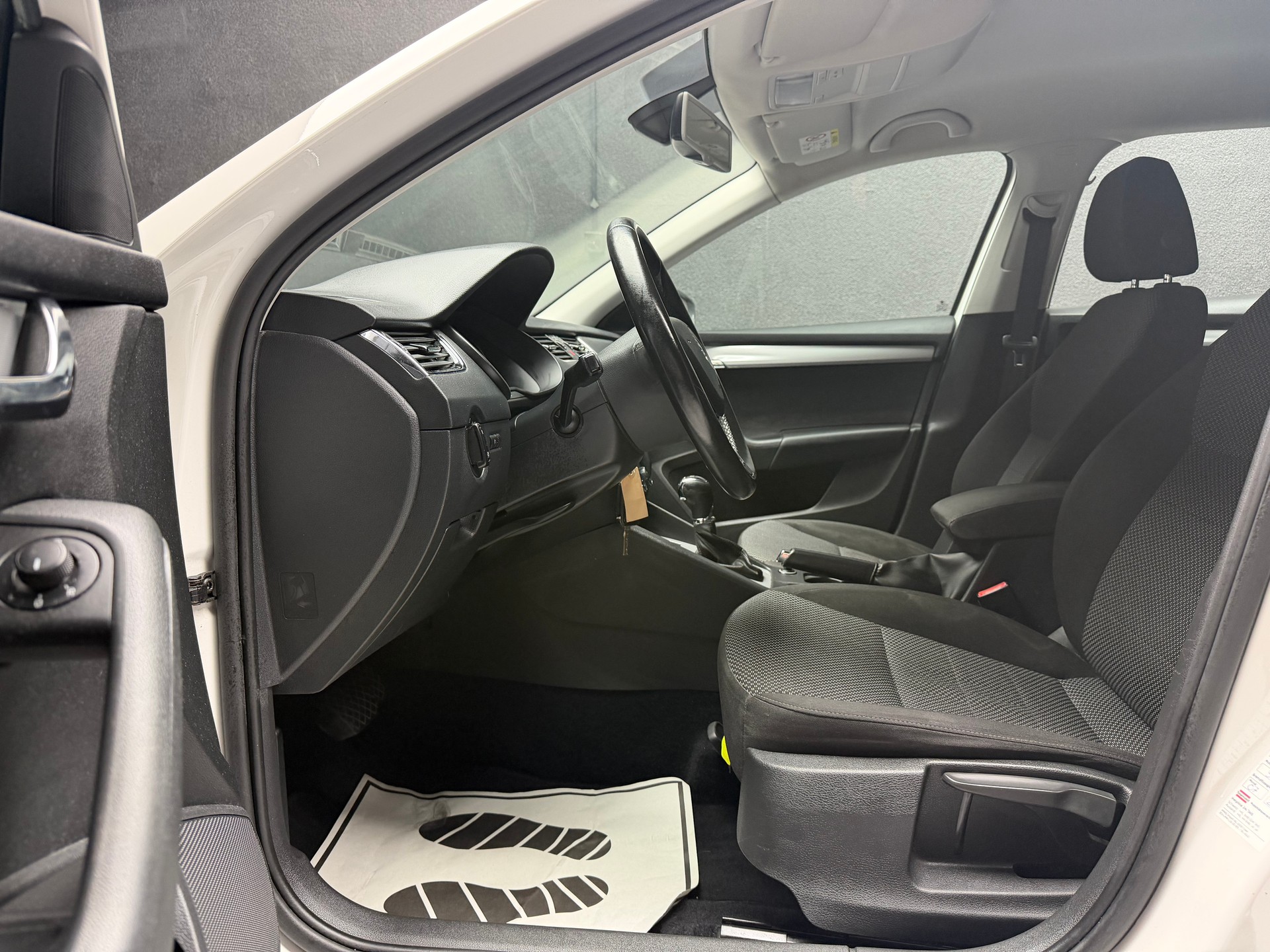 SKODA Octavia Combi 1.6 TDI Ambition DSG • ab MfK & Service-image-5