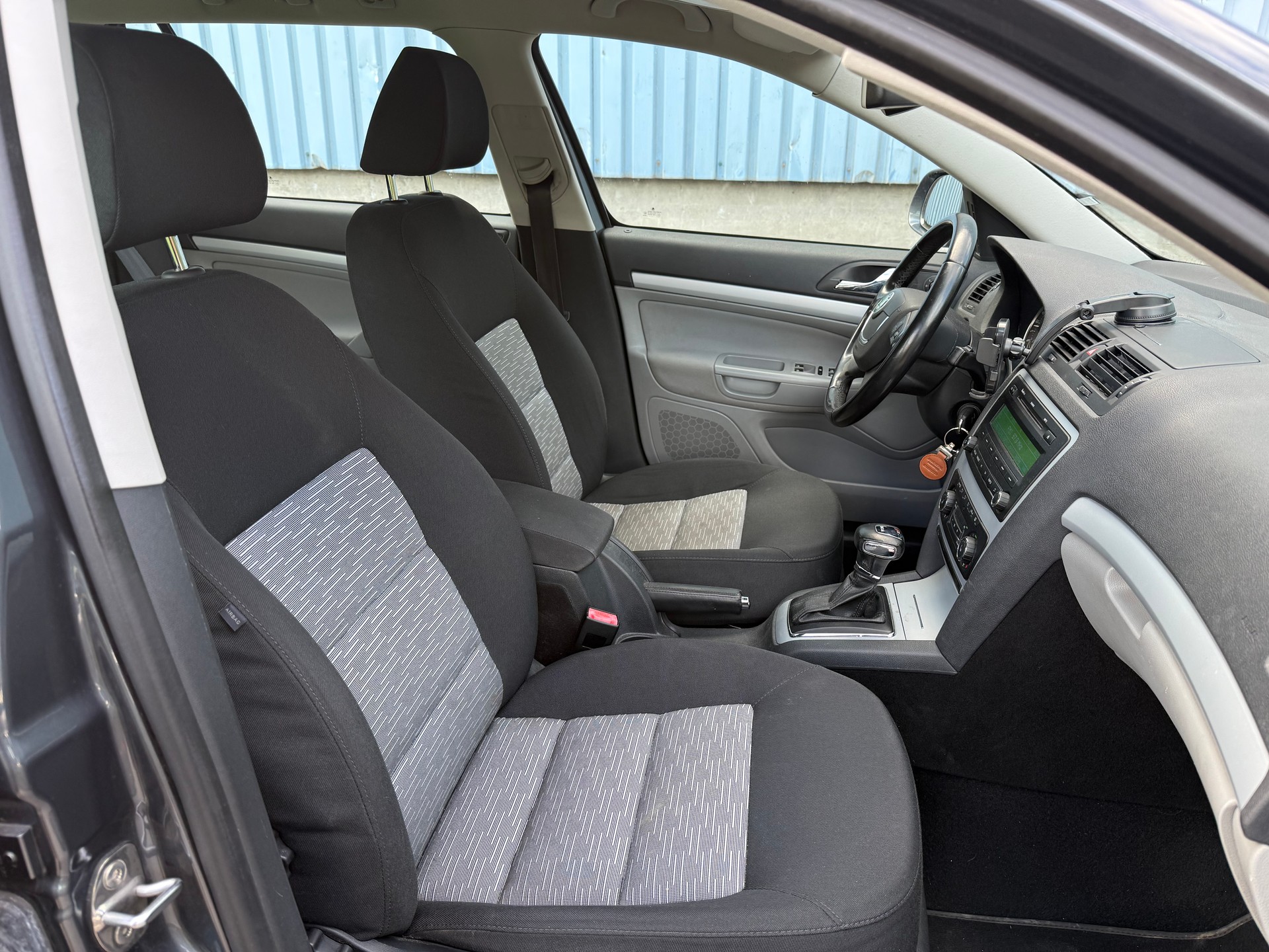 SKODA Octavia Combi 2.0 TDI Ambiente DSG-image-16