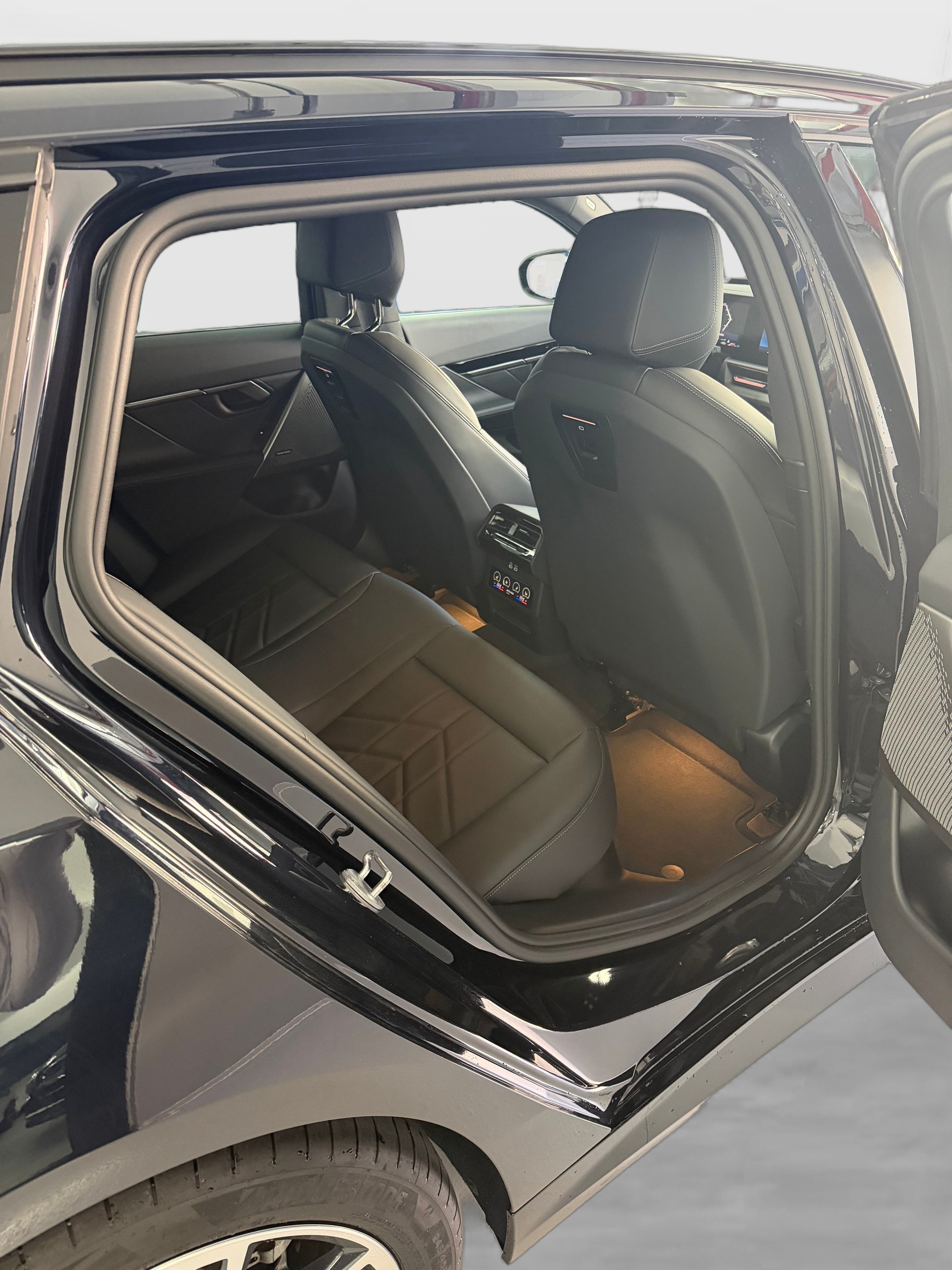 BMW 520d xDrive 48V Touring M Sport Steptronic-image-12