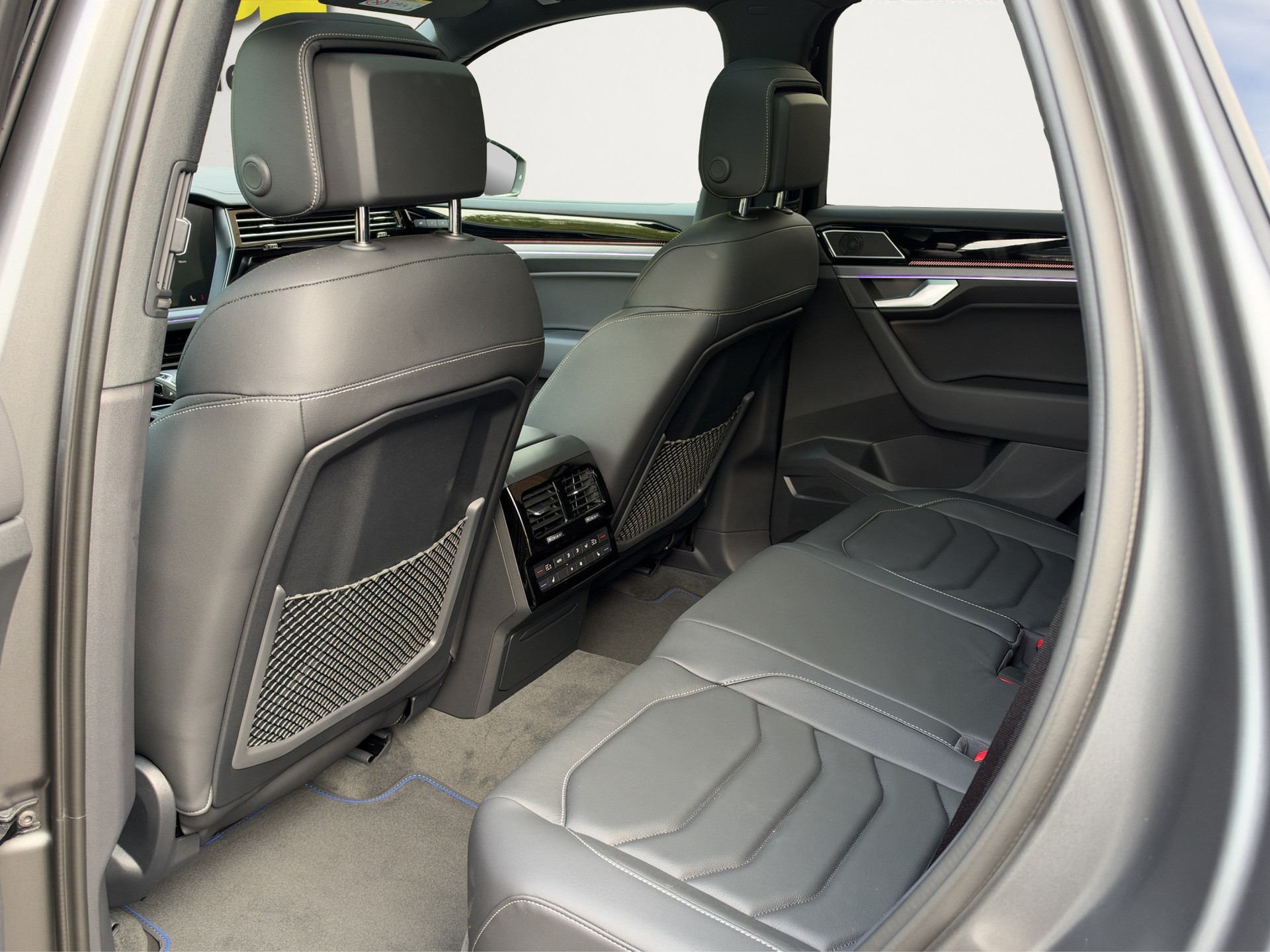 VW Touareg 3.0TSIe Hybrid R 4x4-image-14