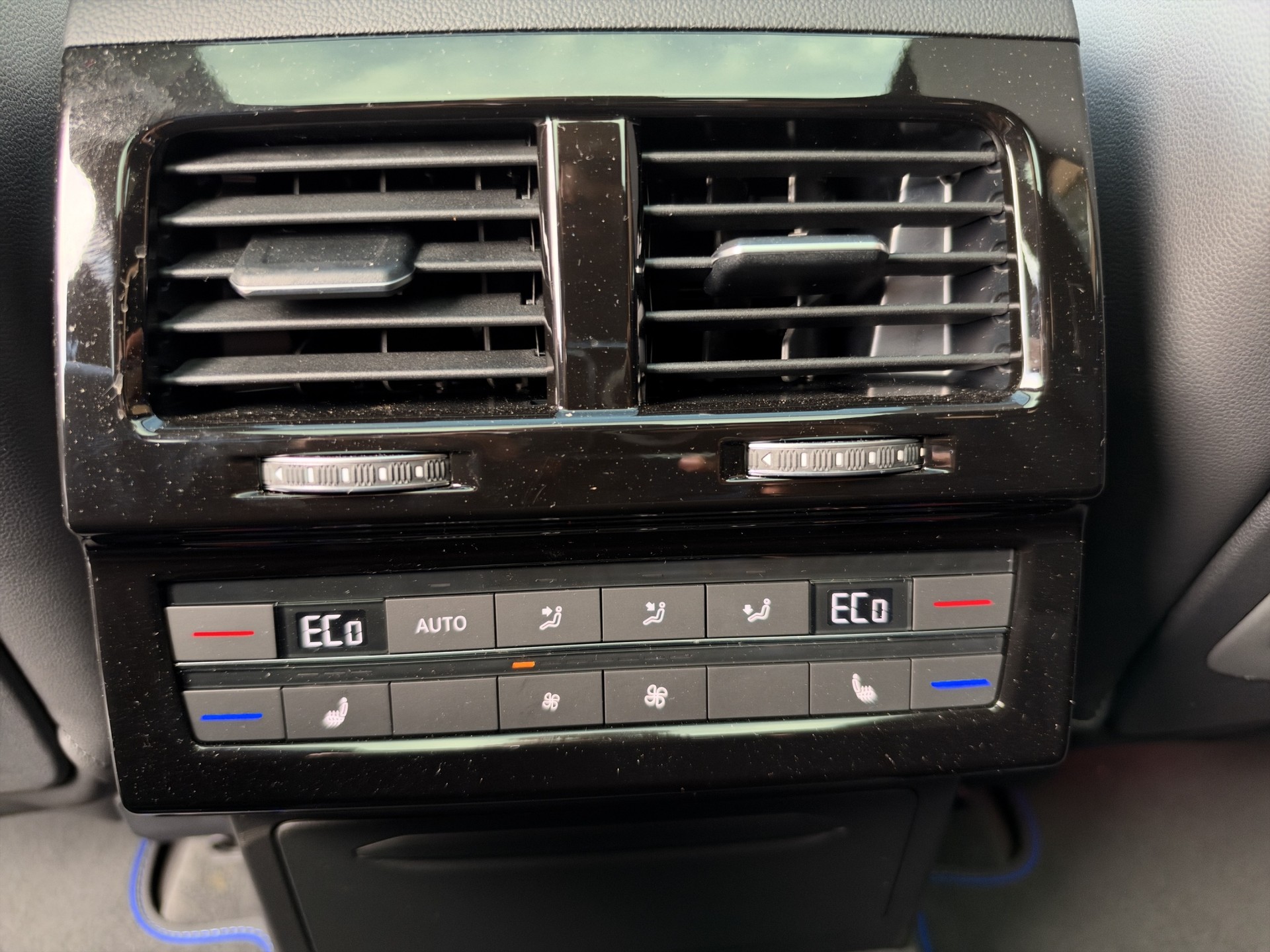 VW Touareg 3.0TSIe Hybrid R 4x4-image-23