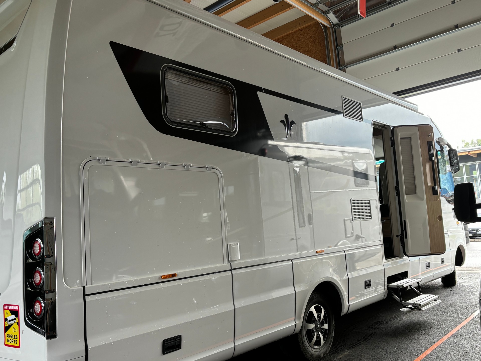 NIESMANN + BISCHOFF Flair 880 LE-image-1