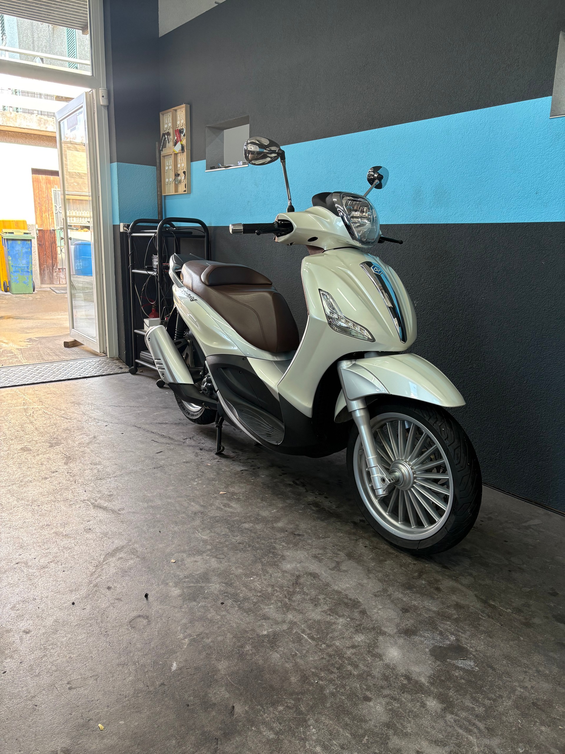 PIAGGIO Beverly 300 i.e.-image-1