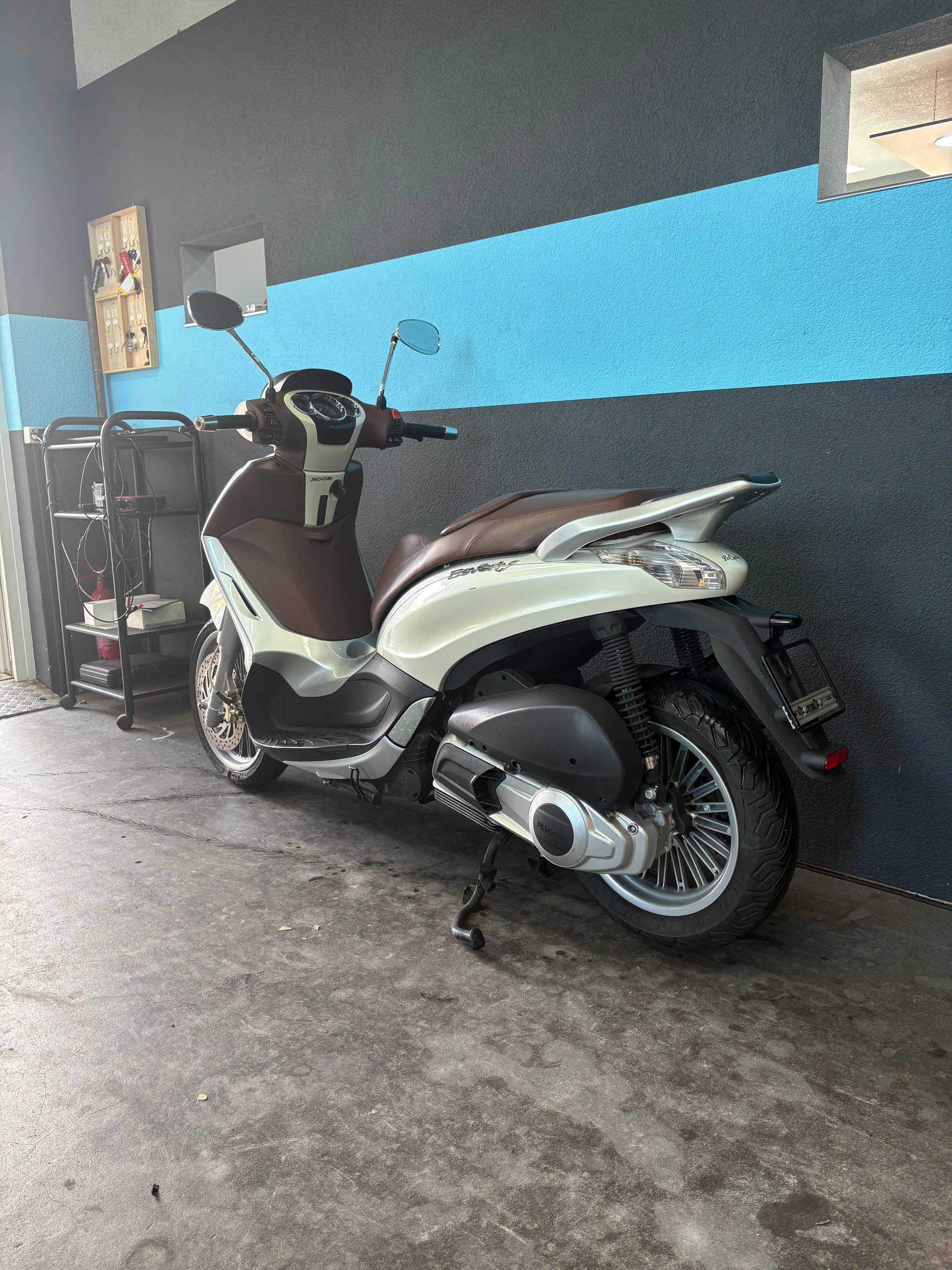 PIAGGIO Beverly 300 i.e.-image-4