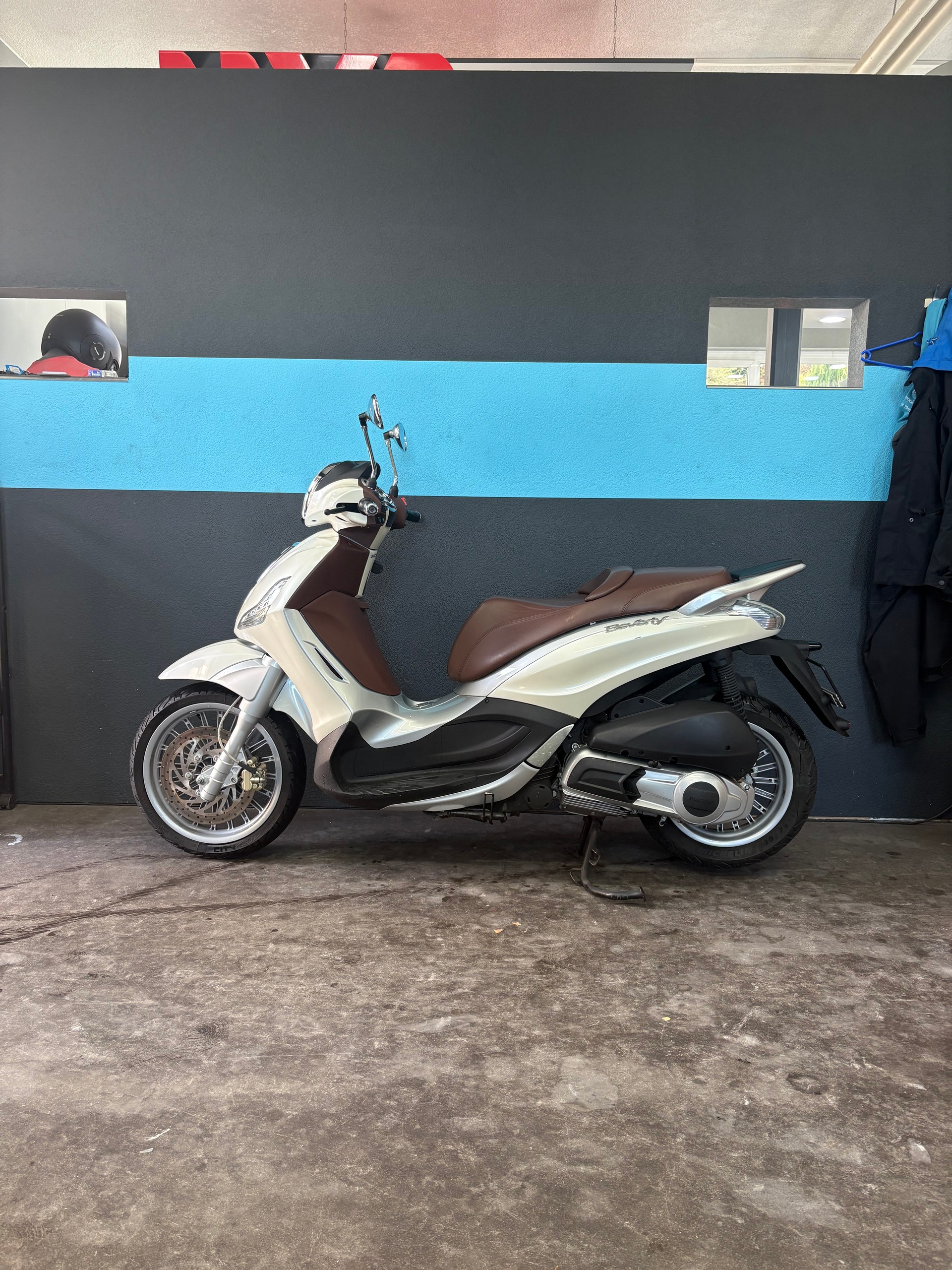 PIAGGIO Beverly 300 i.e.-image-2