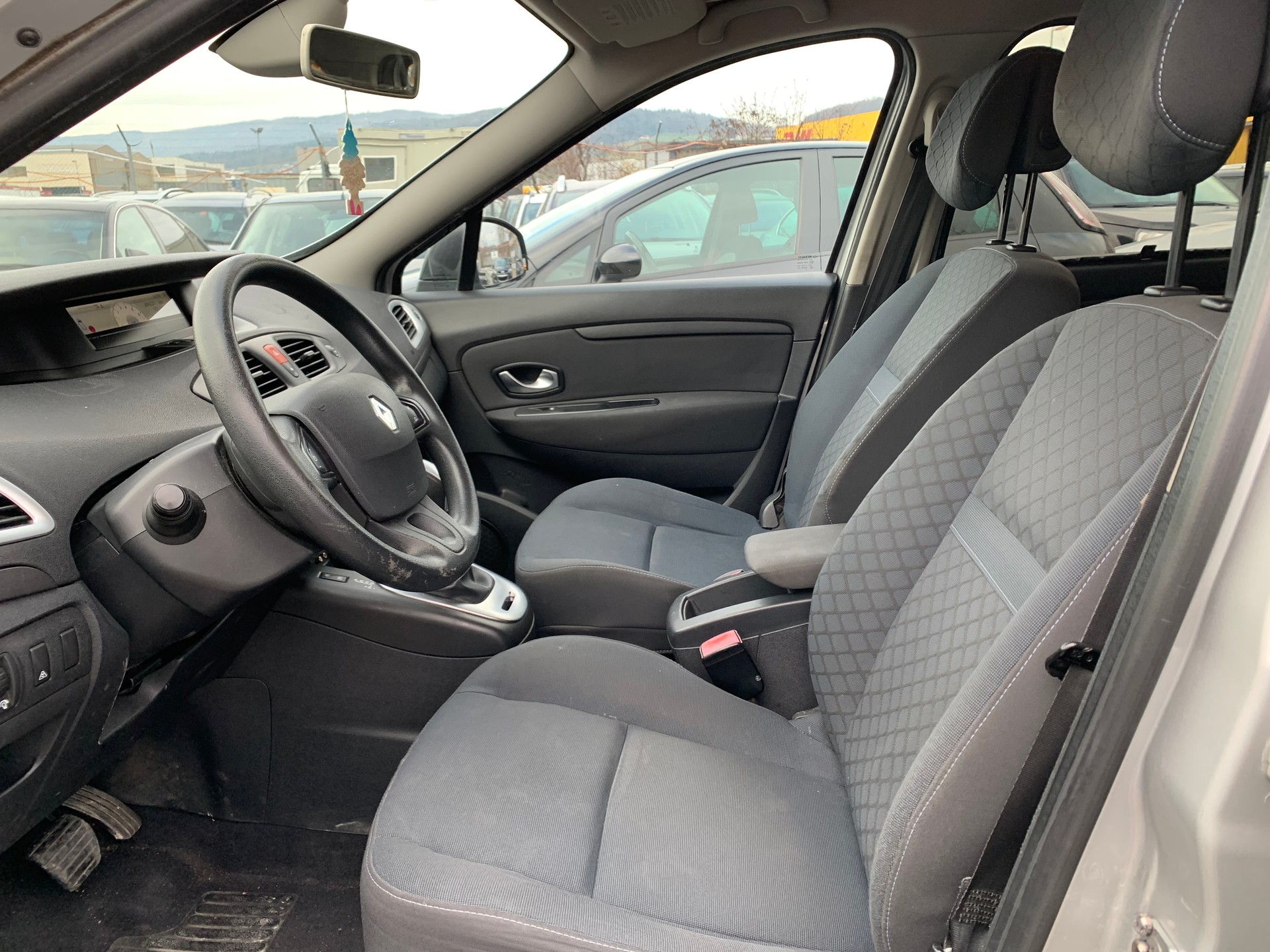 RENAULT Grand Scénic 2.0 16V Dynamique X-Tronic CVT-image-9