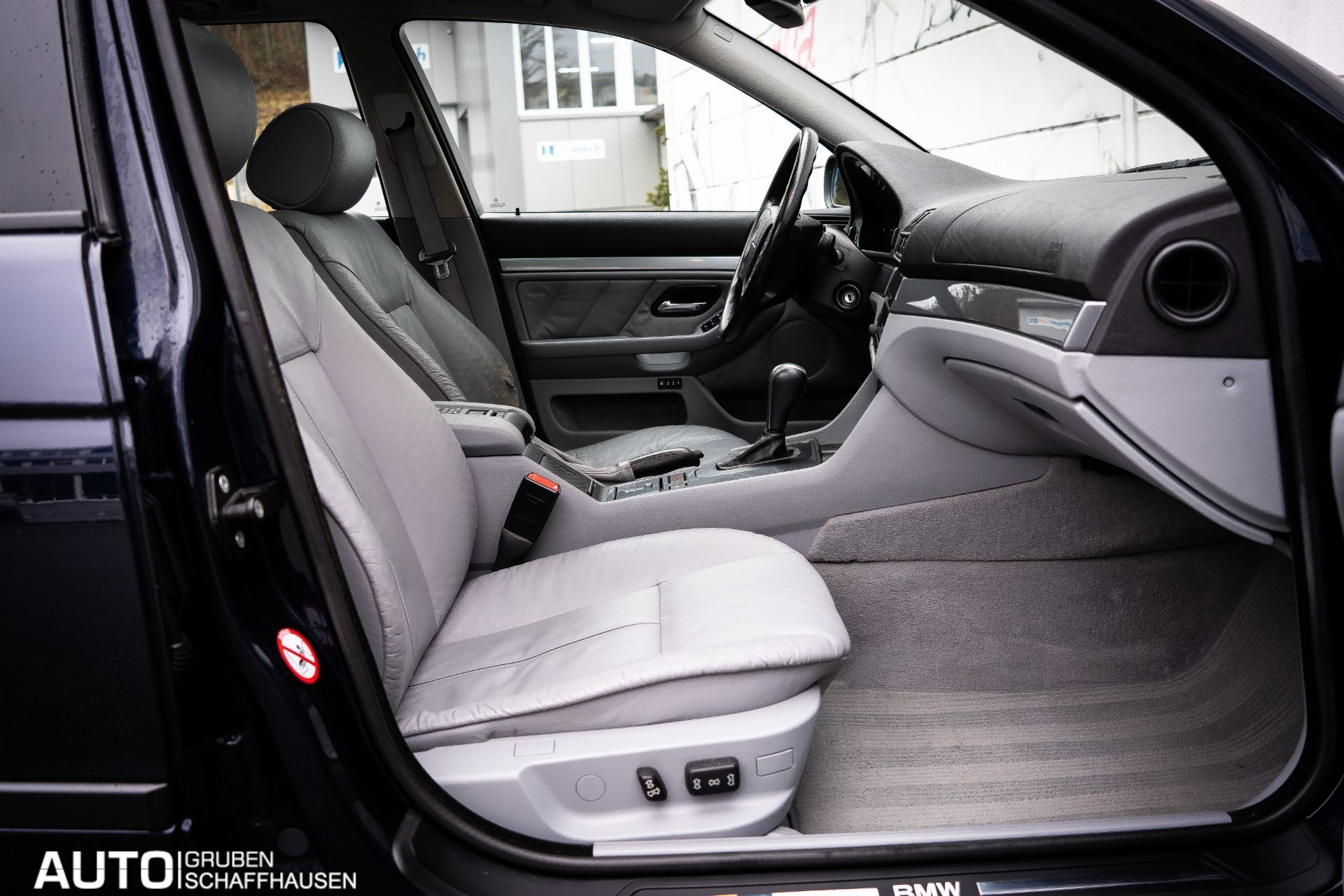 BMW 523 i Touring-image-12