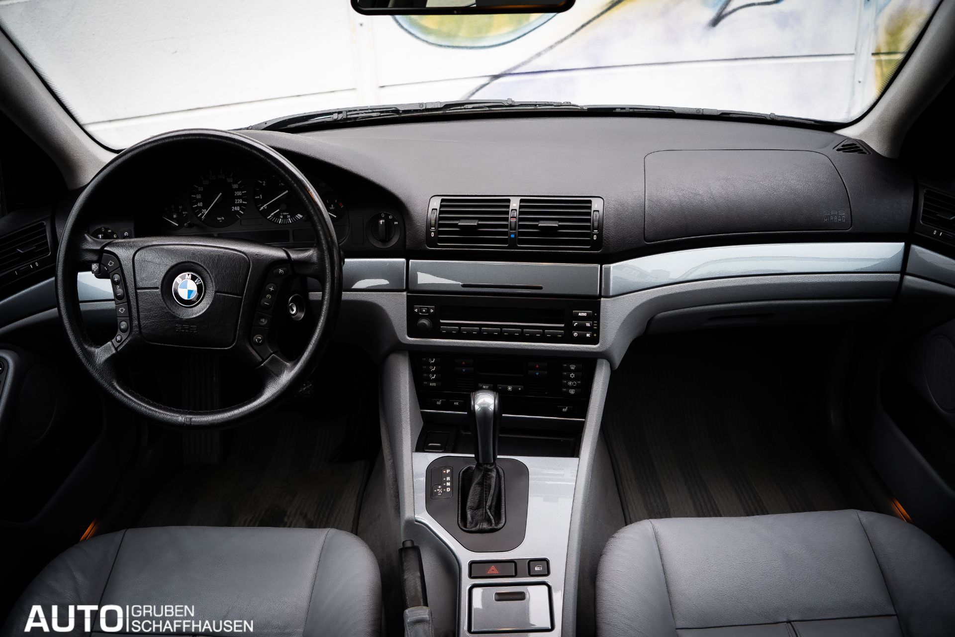 BMW 523 i Touring-image-19