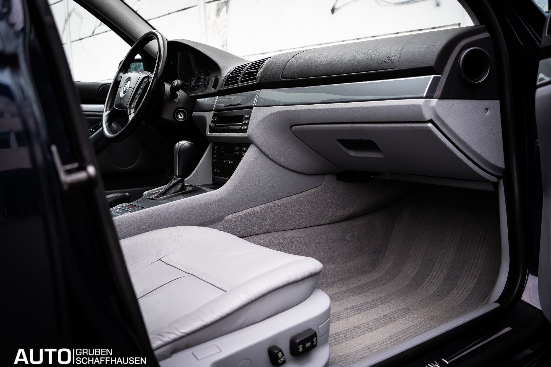 BMW 523 i Touring-image-11