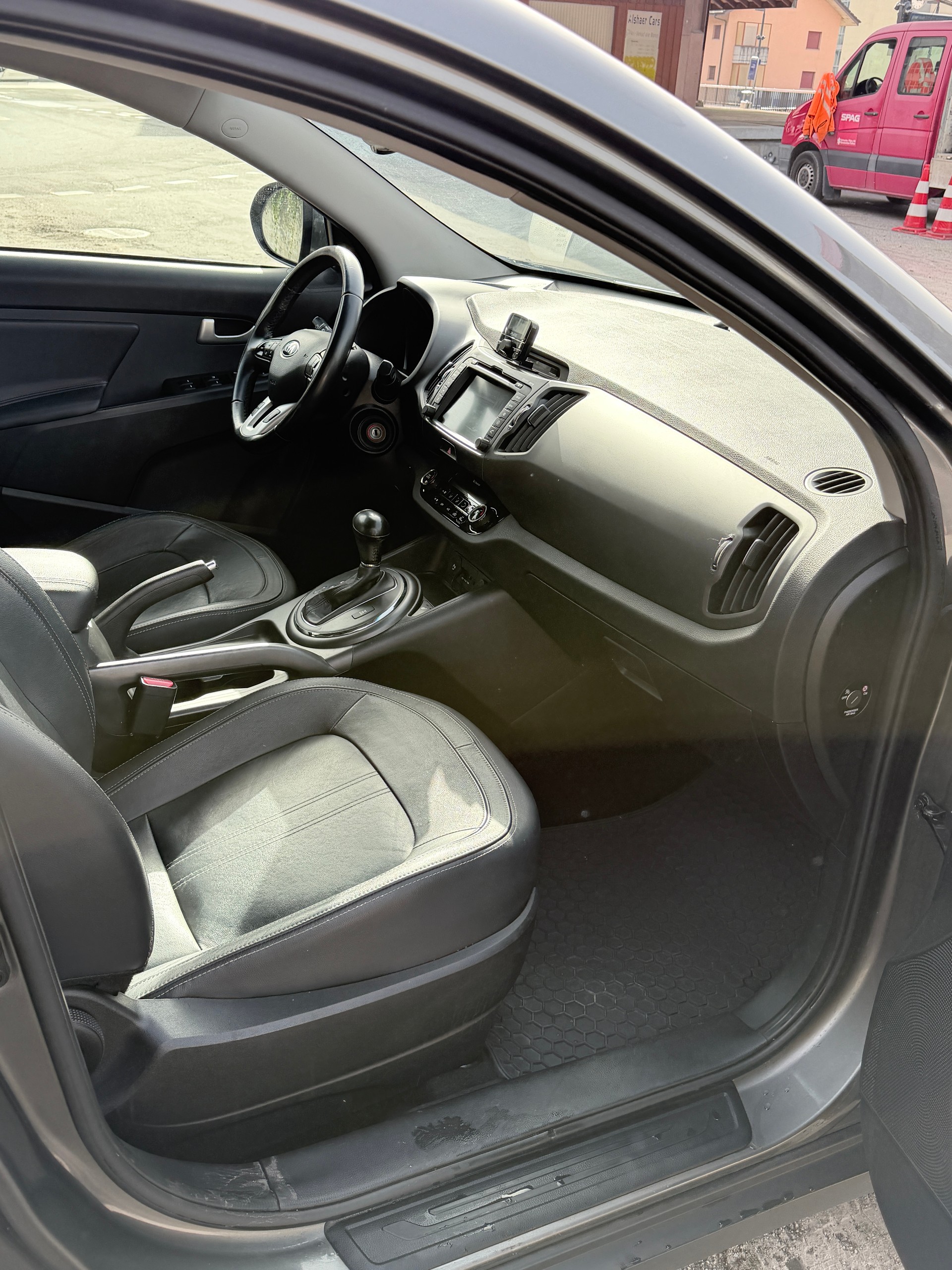 KIA Sportage 2.0 CRDi Style 4WD Automatic-image-9