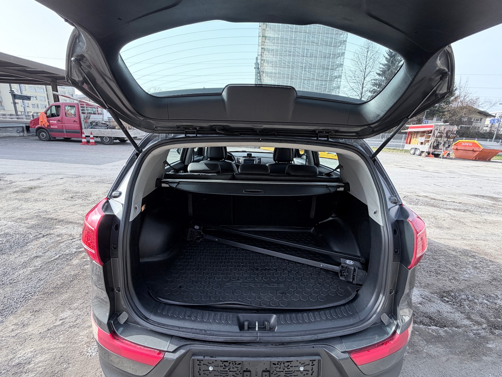 KIA Sportage 2.0 CRDi Style 4WD Automatic-image-12