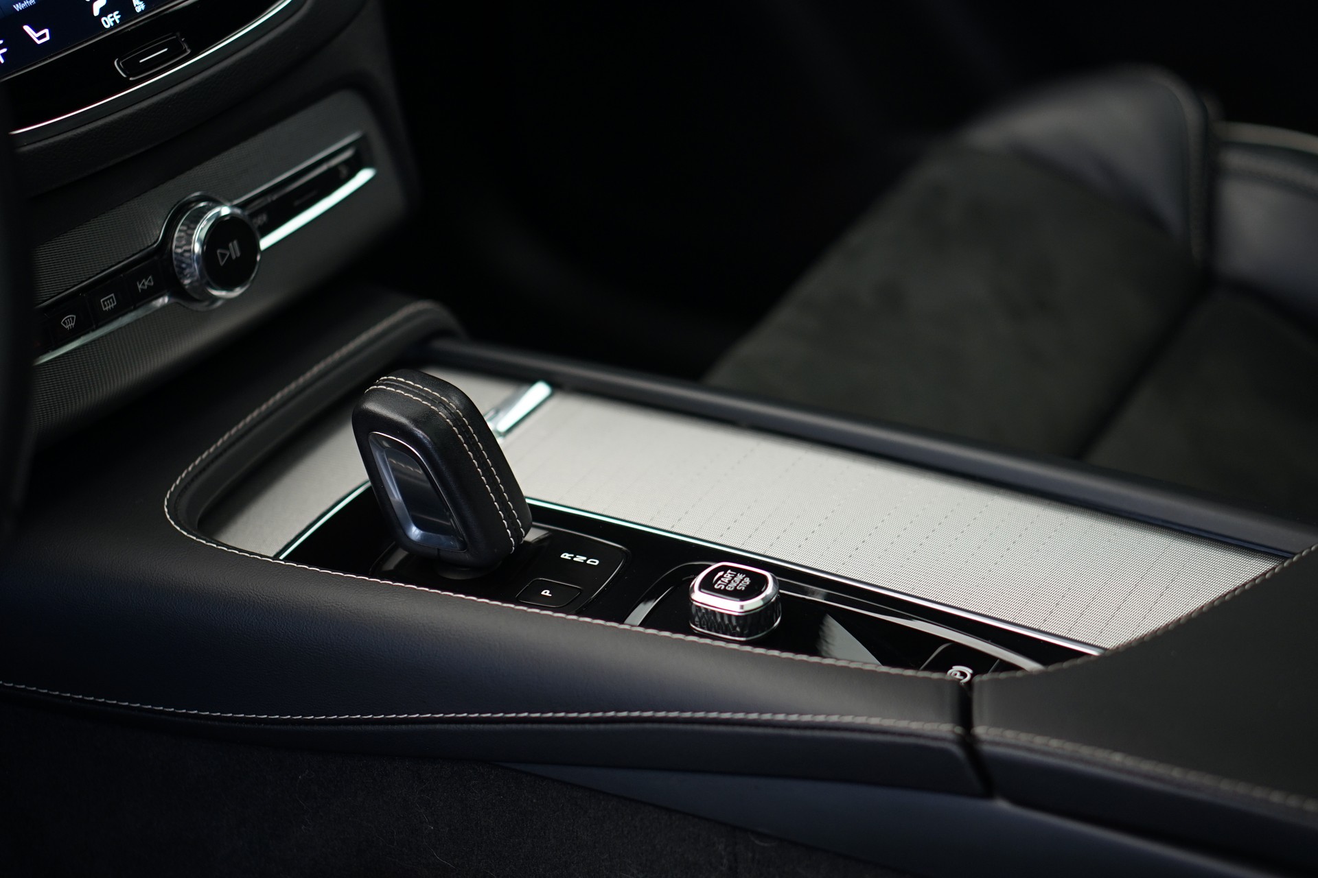 VOLVO XC90 T8 eAWD PluginHybrid R-Design Geartronic *Gratisservice* *7 Plätze*-image-30