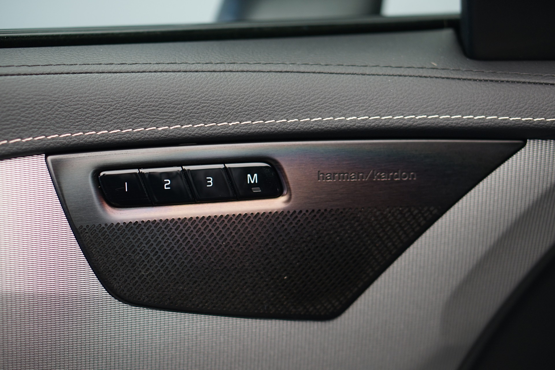 VOLVO XC90 T8 eAWD PluginHybrid R-Design Geartronic *Gratisservice* *7 Plätze*-image-27