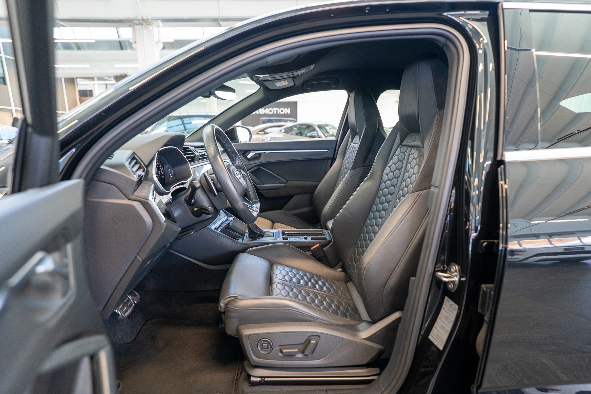 AUDI RS Q3 Sportback 2.5 TFSI quattro S-Tronic / Sportsitze / Rückfahrkamera / el. Sitze-image-8