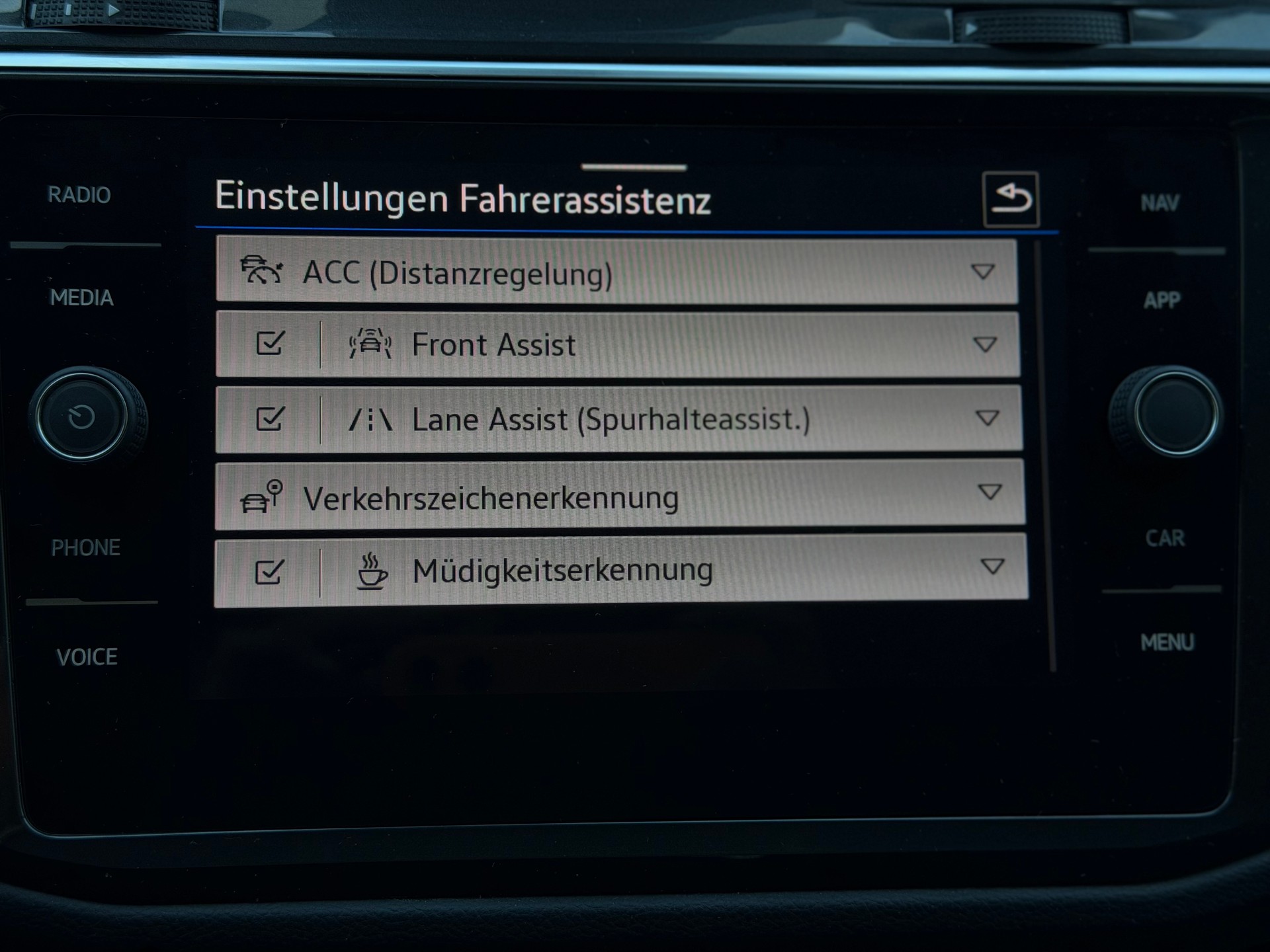 VW Tiguan 2.0 TDI SCR Life 4Motion DSG-image-22