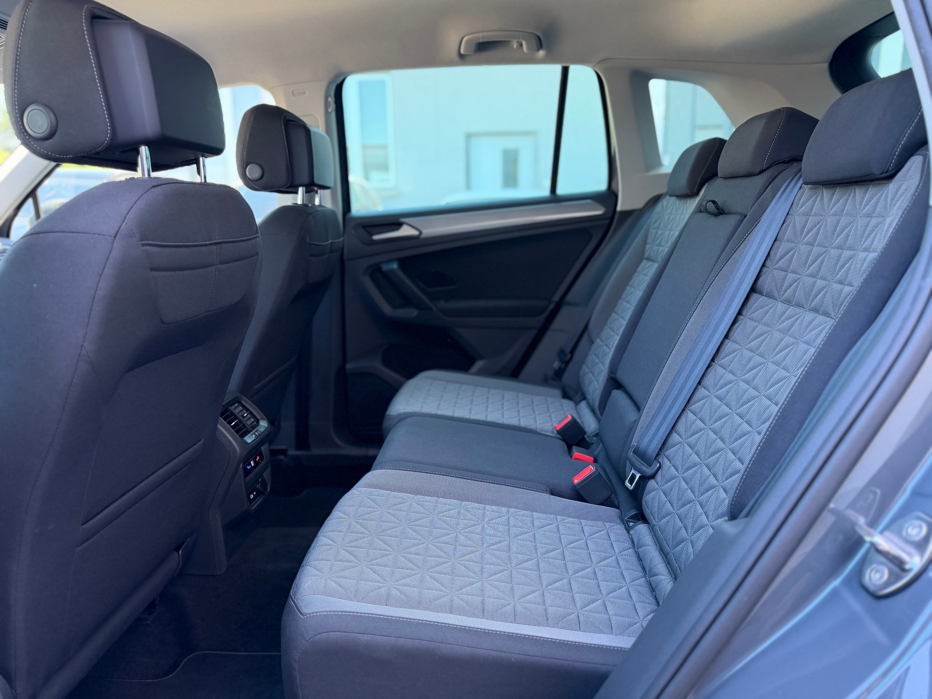 VW Tiguan 2.0 TDI SCR Life 4Motion DSG-image-10