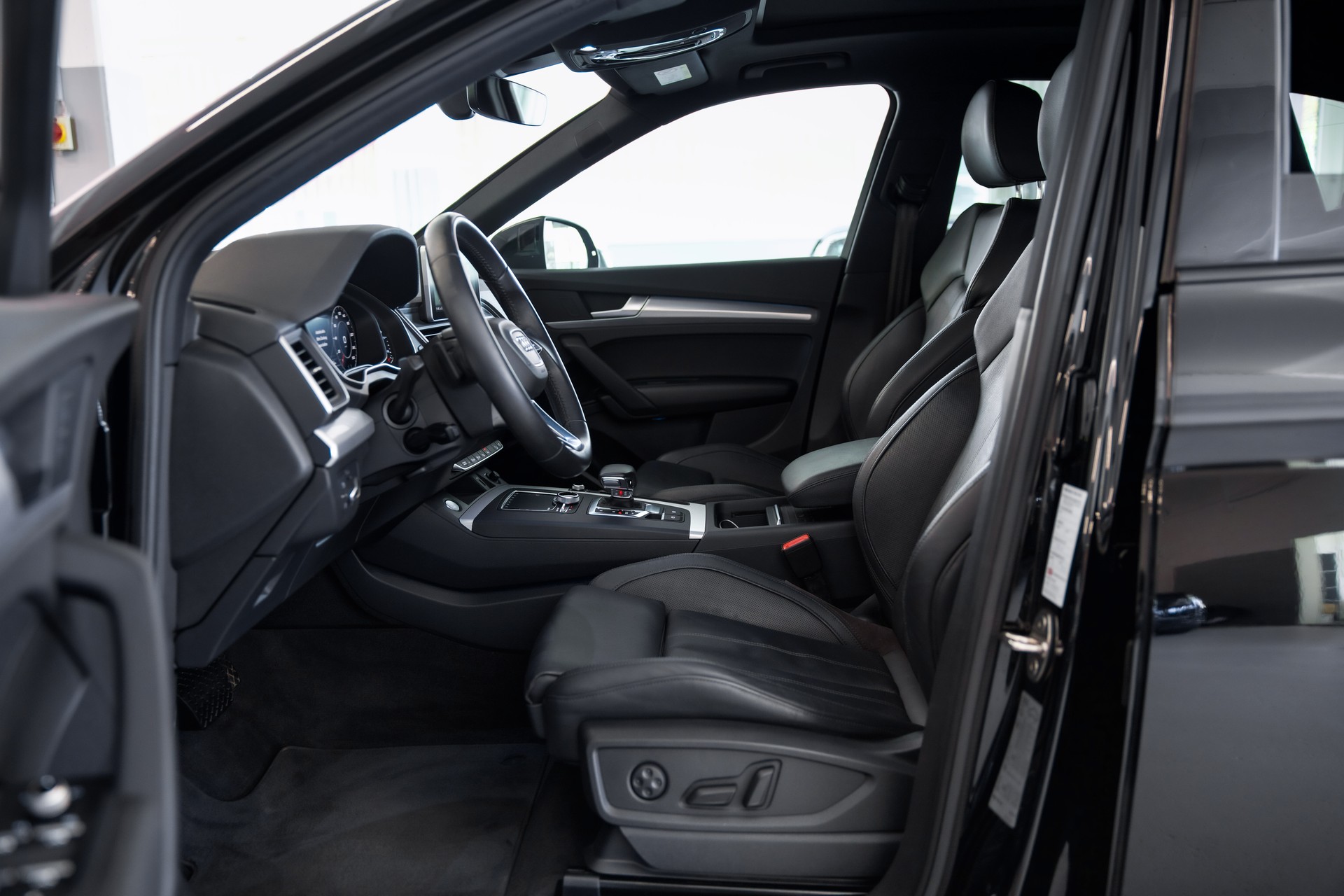 AUDI Q5 2.0 TFSI sport quattro S-tronic S-line-image-17