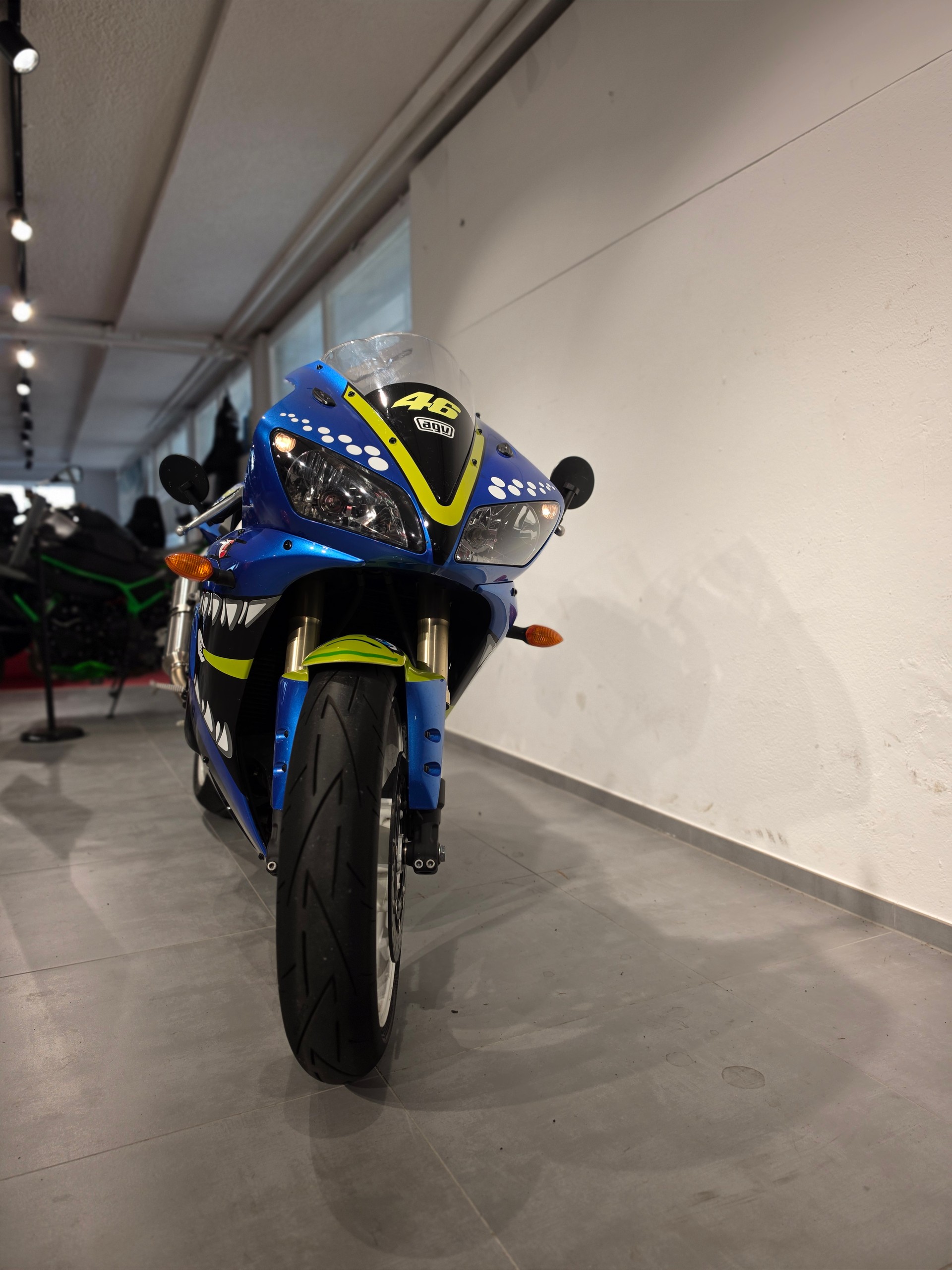 YAMAHA YZF-R1-image-1
