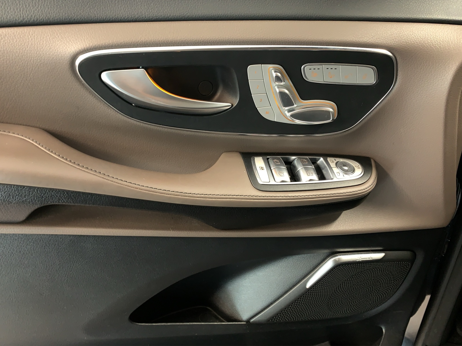 MERCEDES-BENZ V 300 d lang Swiss Edition 4Matic 9G-Tronic-image-10