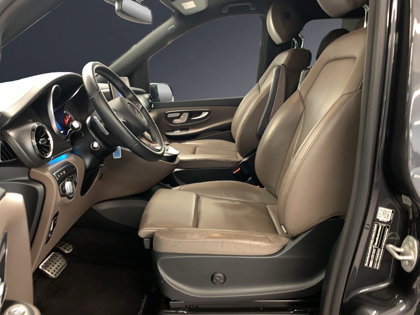 MERCEDES-BENZ V 300 d lang Swiss Edition 4Matic 9G-Tronic-image-5