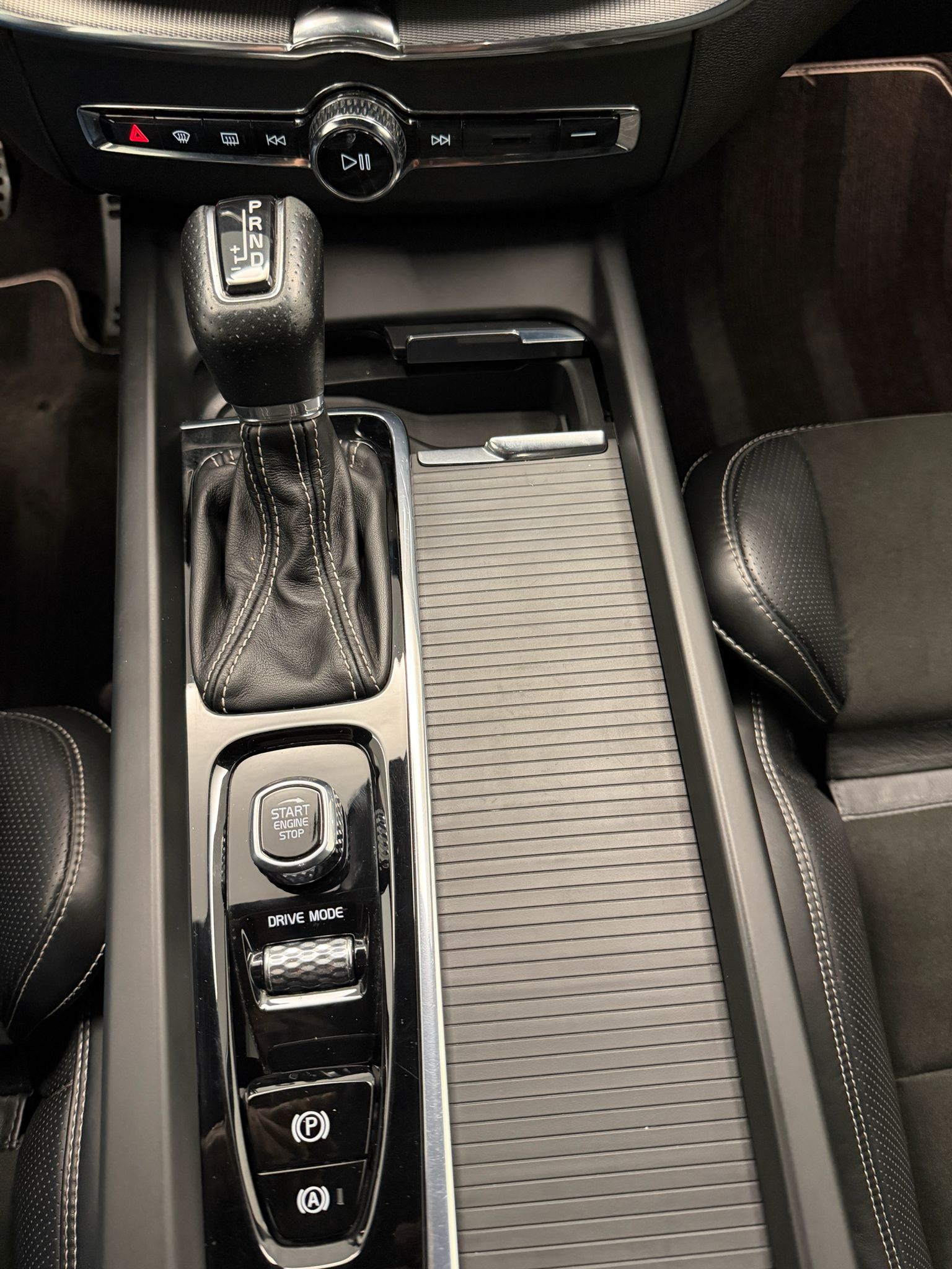 VOLVO XC60 D5 AWD R-Design Geartronic-image-21